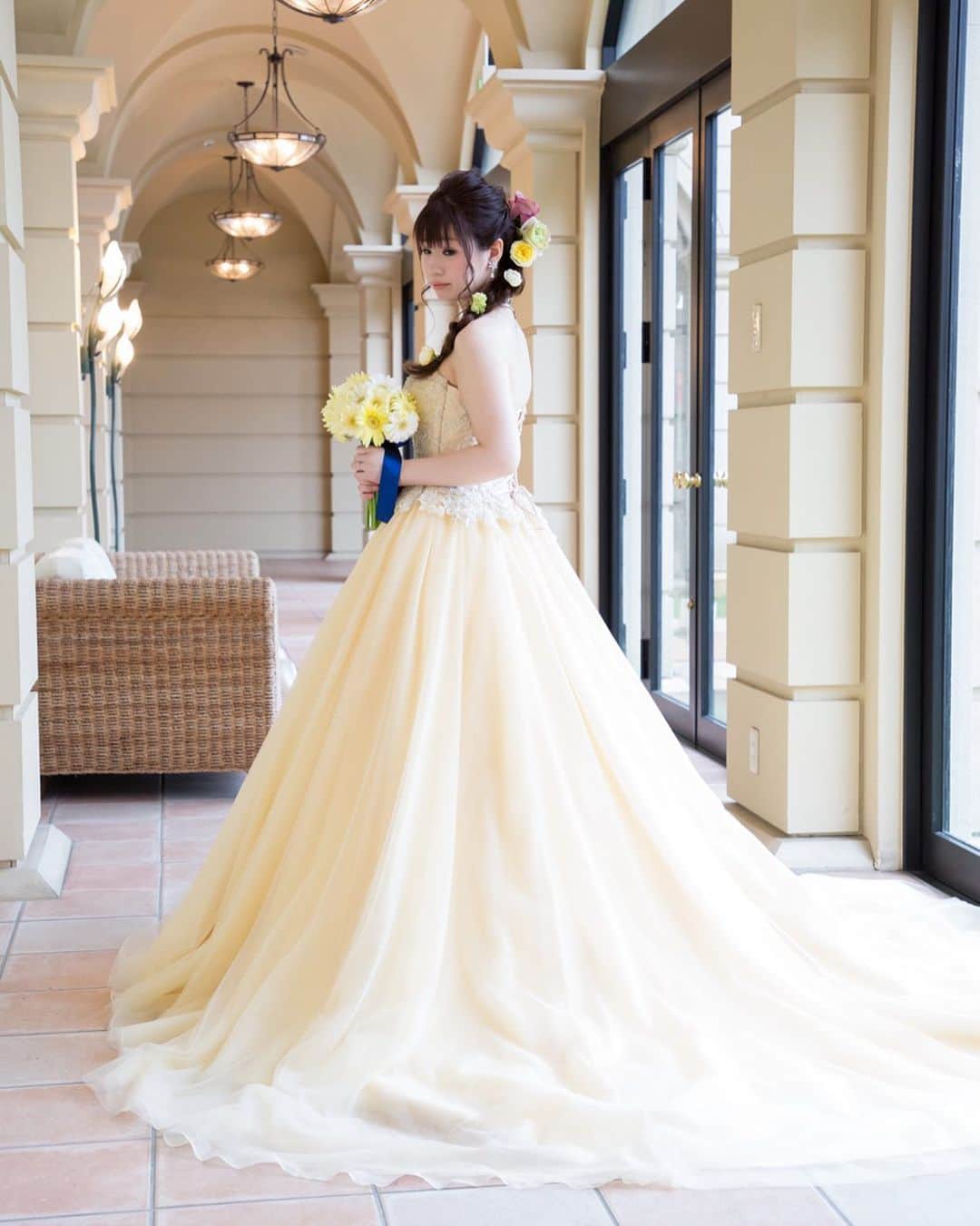 富山結婚式 ヴィラグランディス富山のインスタグラム：「， ， ， 淡い黄色のカラードレス✨ 柔らかいチュールの素材に長いトレーンが美しいシルエットを映しだします♪ ， 数多くあるドレスの中から新婦様にとっての運命の1着を見つけだします💗 ， ， ， ， ， ， ， ， #ヴィラグランディス富山 #カラードレス 他の写真も気になる方はプロフィール欄から 公式HPもご覧ください▶︎▶︎▶︎」