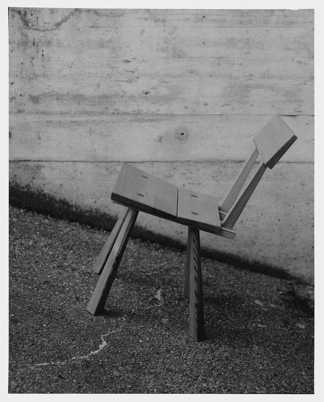C E R E A Lのインスタグラム：「Rutger van der Zee’s interest in furniture making grew out of his work as a movement professional, training clients in fitness and mobility. “I was spending a lot of time applying parkour techniques to tree climbing,” he explains. “I started to notice the feel of the trees, the way the different woods responded to my body. I became fascinated by the material.” After attending a course in using hand tools, Rutger’s athletic movements translated themselves into the precise sweeps and incisions of woodworking.  Native Wood: Studio van der Zee.  Read the full story via the link in bio.」