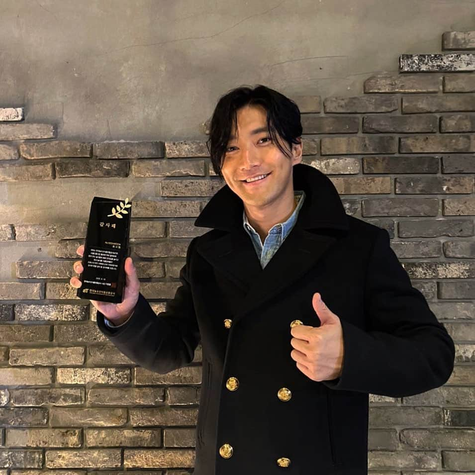 チェ・シウォン（SUPER JUNIOR）さんのインスタグラム写真 - (チェ・シウォン（SUPER JUNIOR）Instagram)「코로나19로 어려운 시기에 한국의 농수산식품을 해외에 알리고 수출기업에 조금이라도 도움이 되고자 농수산식품 홍보대사에 참여하게 되었습니다.  앞으로도 우수한 품질의 대한민국의 농수산식품에 많은 관심과 사랑 부탁드립니다.  감사합니다!  #한국농수산식품유통공사 #KFOOD」11月21日 18時51分 - siwonchoi