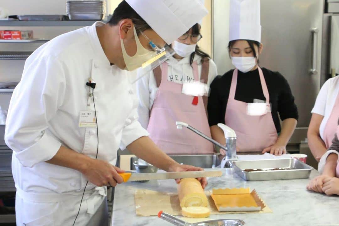 神戸製菓専門学校（公式）さんのインスタグラム写真 - (神戸製菓専門学校（公式）Instagram)「🌈オープンキャンパス🌈 今日は #モンブランロールケーキ を #1人1台 作ってお持ち帰り✨☺️ 秋の定番 #モンブラン をロールケーキ にしちゃいました！🌰  ■生地作りのポイント ■ロールを巻くポイント ■綺麗にデコレーションするコツ 生地を作って、巻いて、ナッペして、絞って… たくさんのポイントが詰まった実習でした！  次回は11/29(日)カマンベールセサミパン🍞😊 カマンベールチーズがたっぷりの贅沢パンです✨  12月のクリスマスオープンキャンパスのメニューも、 トップページのリンクからチェックできますよ⭐️  実際に普段の昼間部の実習が見たい方はぜひ 11/23(月・祝)の #リアル実習見学会 にお越しください☺️  感染症対策につきましては、ハイライトをチェック😃  みなさまにお会いできるのを楽しみにしております🙌  #神戸製菓　#神戸製菓専門学校　#神戸製菓専門学校oc #オープンキャンパス　#製菓　#パティシエ　#パティシエカメラ部 #製菓専門学校　#専門学校　#お菓子作り　#お菓子作り好きな人と繋がりたい #ロールケーキ　#栗　#マロンロール　#モンブラン　#栗スイーツ　#マロンスイーツ　#秋スイーツ　#神戸　#三ノ宮　#三宮　#pattistagram2020」11月21日 18時52分 - kobeseika_info