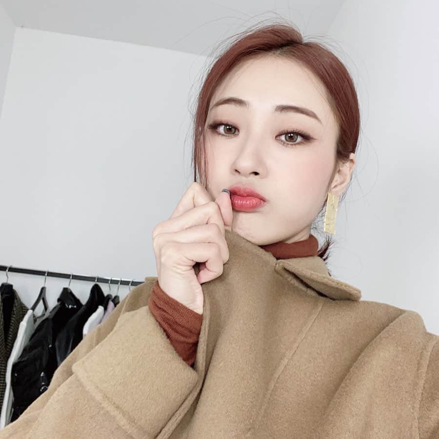 ギョンリ のインスタグラム：「경리간길 업뎃! 데일리룩부터 꾸꾸룩까지 다 볼수 있는 겨울룩북☃️ 편집실력은 부족하지만 무언가 내 손을 통해서 완성 되는 과정은 정말 뿌듯- 한 것 같다. 편집 하던 중에 갑자기 날씨가 추워져서 걱정했는데 아직까진 이렇게 입고 나가도 얼어 죽진 않겠다😊」