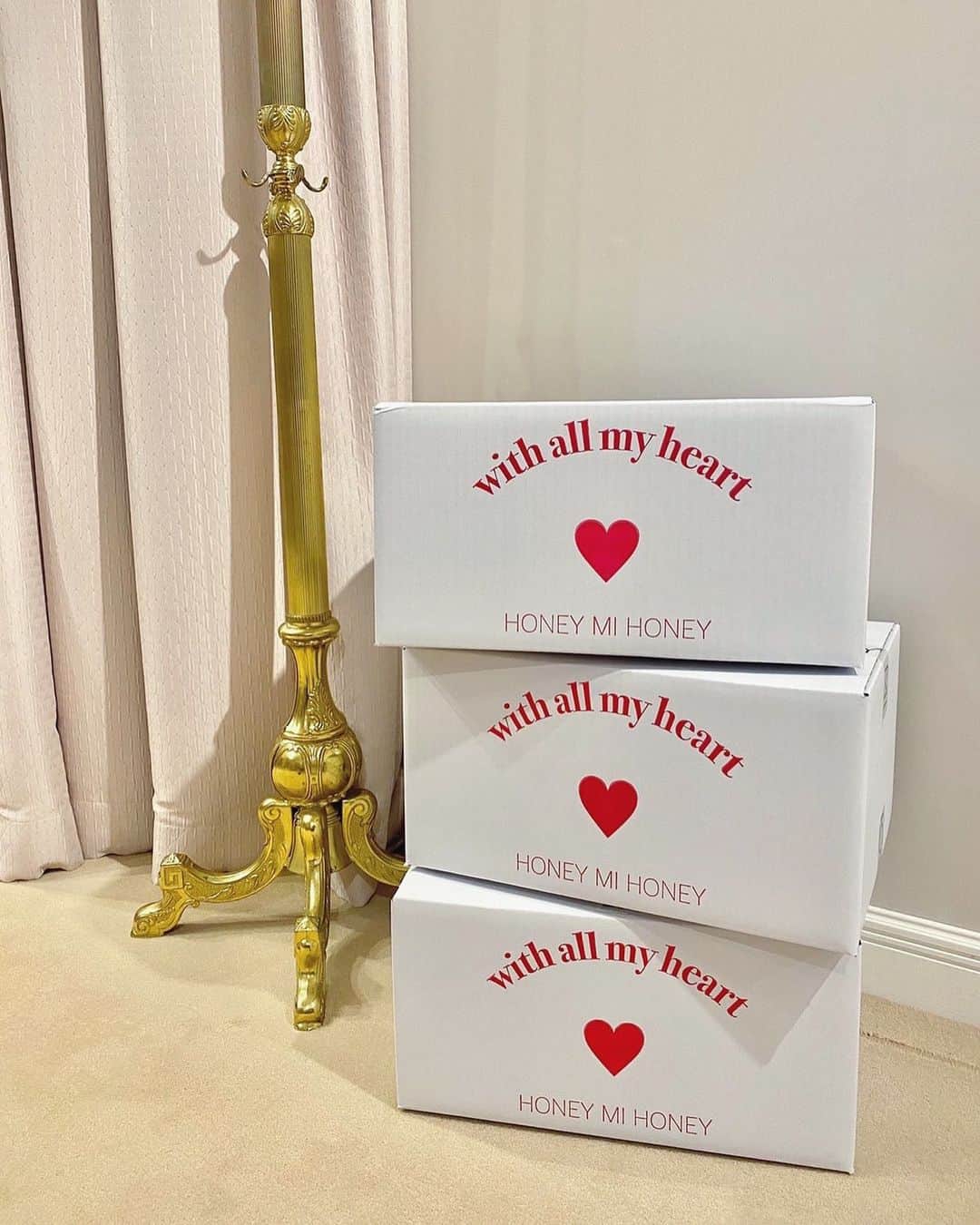 簑島三佳のインスタグラム：「shipping boxがリニューアル♡  “with all my heart” 感謝の気持ちを表したメッセージを入れて 心を込めて商品をお届け致します  直接お客様に感謝をお伝えする機会が少なくなってきた今 少しでも喜んで貰えたり楽しんで貰えるような事を考え カタチにしていけたらと思っております  HONEY MI HONEYの世界を一緒にこれからも共有出来ますように…❤️  ※商品のサイズによっては違う配送袋、BOXになります ご了承下さい🙏 　  @honeymihoney_official  #HONEYMIHONEY」