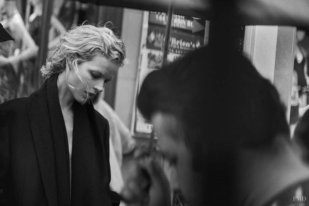 大森美希さんのインスタグラム写真 - (大森美希Instagram)「Eva Herzigova “Walking” by Peter Lindbergh for Vogue Italia, October 2016  #mood #todaysmood #evaherzigova #peterlindbergh #vogue #vogueitalia #fashioneditorial #fashionphotography #fashion #mode #photography #art #monochrome #supermodel #今日の一枚 #今日のムード #エヴァハーツィゴヴァ #スーパーモデル #ピーターリンドバーグ #モノクローム #ファッションエディトリアル #ファッションフォト #ファッションエディトリアル #モード #ファッション #ヴォーグ #ヴォーグイタリア #スーパーモデル #アート」11月21日 19時06分 - mikiomori_