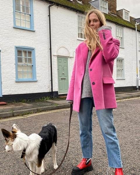 のインスタグラム：「Saturday walk with the gorgeous @wethepeoplestyle wearing our REDA corduroy jacket.⁠ -⁠ #PaulandJoe #TribuPJ #AW20 #FW20 #Corduroy #Walk #Dog #Fashion」