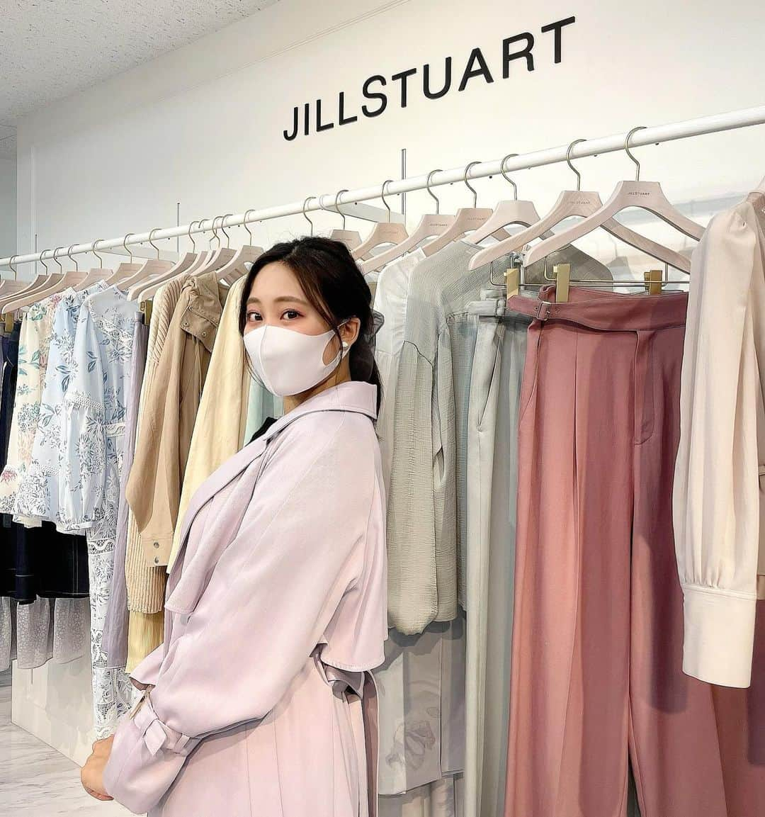 ルナさんのインスタグラム写真 - (ルナInstagram)「𝙹𝙸𝙻𝙻𝚂𝚃𝚄𝙰𝚁𝚃 🌷﻿ ﻿ JILLSTUART @jillstuart.jp の﻿ 2021SS展示会にご招待いただきました💓﻿ ﻿ JILLらしい女性らしくて柔らかい雰囲気の﻿ お洋服がたくさんでわくわく🥺💓﻿ ﻿ 私が羽織ってるライトパープルの﻿ トレンチコートも可愛かった❣️﻿ ﻿ 最後の写真のブルーのワンピは﻿ オーダーしたやつ🥰♥️﻿ ﻿ 春が待ち遠しいね🙌🌸﻿ ﻿ ＊﻿ ＊﻿ ＊﻿ ﻿ #2021sscollection #2021ss #2021ss展示会 #2021ssexhibition #展示会 #展示会巡り #jillstuart #jillstuart展示会 #jillstuartjapan #sanei #2021春夏 #2021春夏展示会 #ジルスチュアート #ジルスチュアートドレス #ジルスチュアート展示会 #トレンチコート #ワンピース  #フェミニンコーデ #フェミニンカジュアル #花柄ワンピース #ガーリーファッション #ガーリーコーデ  #大人コーデ #大人女子 #デートコーデ ﻿#プレスルーム」11月21日 19時00分 - runakumaa