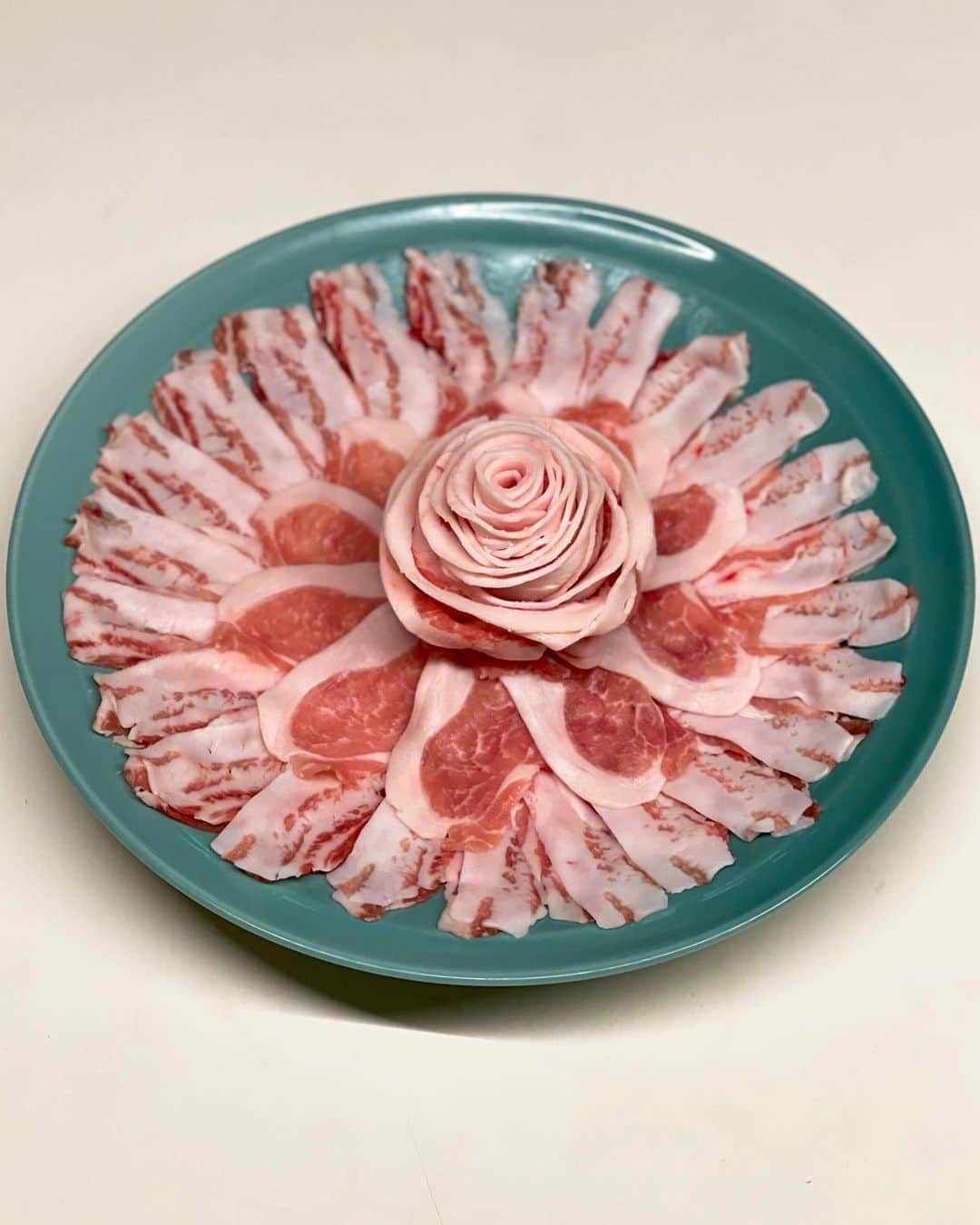 秋山具義さんのインスタグラム写真 - (秋山具義Instagram)「『金子畜産』の金子さんから送っていただいた「天城黒豚」のロースとバラをしゃぶしゃぶで食べました。﻿ ﻿ 「天城黒豚」は、脂の甘みが素晴らしくて、まったくしつこくなくて、めちゃくちゃ美味しいんです！！！﻿ ﻿ 沖縄の『まつもと』や『みるく』のように、薔薇盛りつけで🌹﻿ ﻿ #天城黒豚 #具義鍋2020」11月21日 19時00分 - gugitter