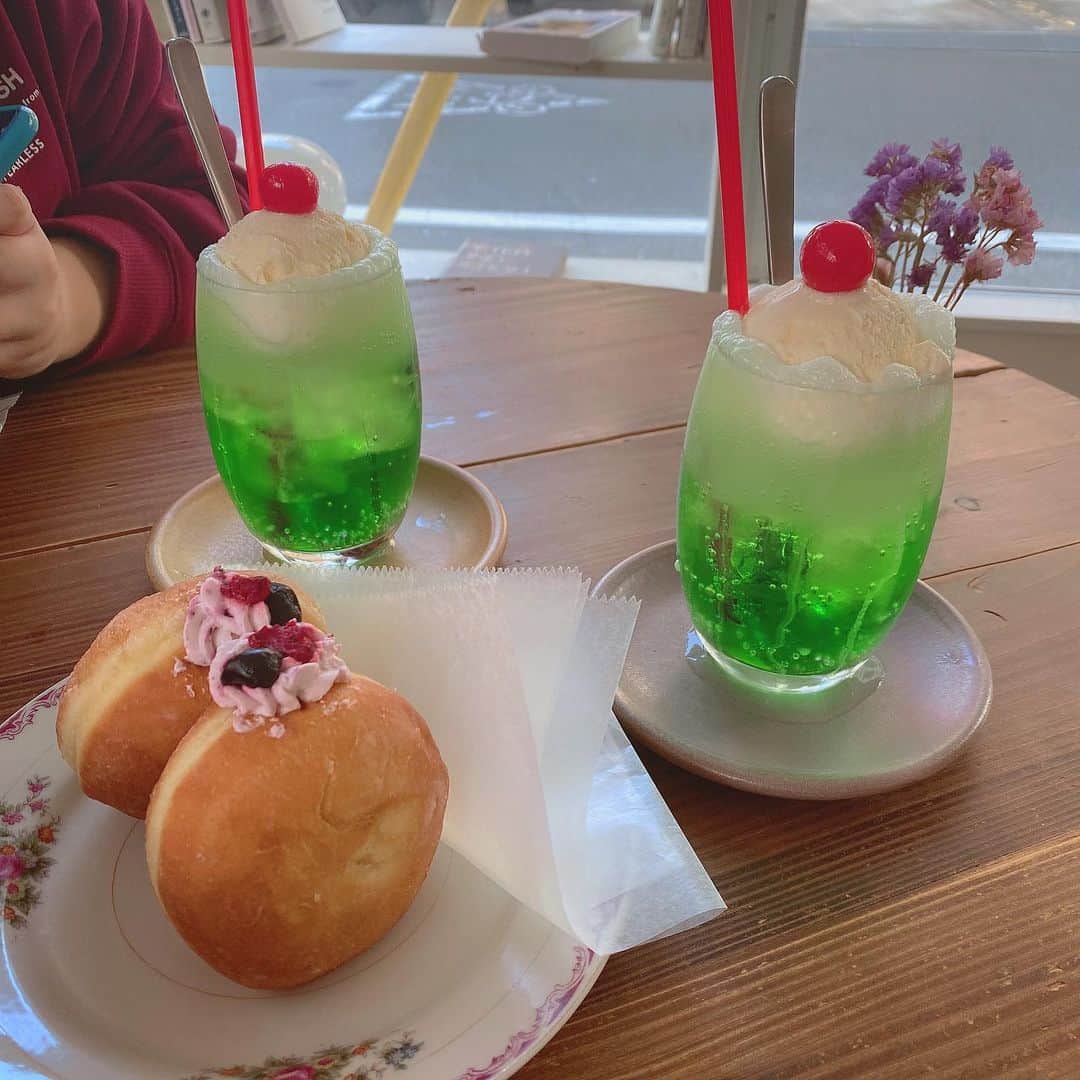 松崎博香のインスタグラム：「. クリームソーダもドーナツも美味しかった🍩 そして何より店員さんが優しかった🥰🤍 また行きたい認定🤲🏻🤲🏻🤲🏻 #蔵前カフェ #クリームソーダ #ドーナツ #카페 #카페스타그램」