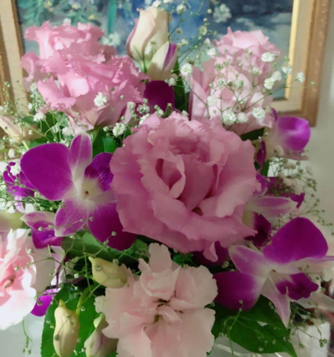 Hoshinokeiのインスタグラム：「今朝 サプライズで お花が届きました。 嬉しくて 涙が止まらなかったです。 嬉し泣きなんて 何年ぶりだろ😭 #お花#アレジメント #プレゼント#記念日」