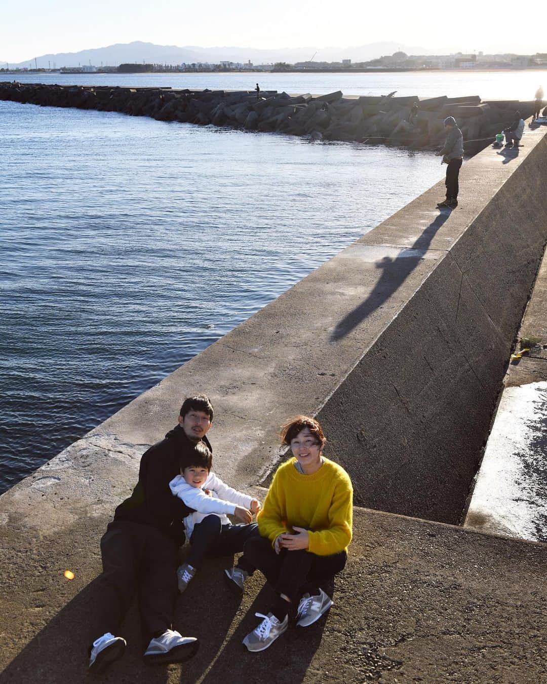 浅田政志さんのインスタグラム写真 - (浅田政志Instagram)「お揃いのニューバランスのスニーカーで👟ロケ地にもなった大好きな場所へ❕❕ とても風が強い日でした🌬 #浅田家！」11月21日 19時03分 - asadamasashi