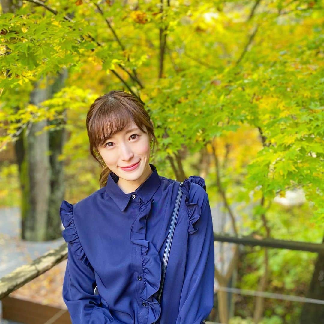 小林真由のインスタグラム：「我が子に癒されながらも驚くほどに時間の足りない毎日👼🏼﻿ 最近はお肌のケアもなかなかしっかりできてなくて、いつも肌荒れを恐れながら過ごしてます🙈﻿ ﻿ ﻿ そんな時にMOTHERS編集部タイアップ企画のオンライン新作発表会に参加して知ったhugmiのホームエステセット❣️﻿ ﻿ 鈴木亜美さんが"ママとハグしても安心な肌“をコンセプトにプロデュースされたスキンケアで忙しいママさん達が手軽に高品質なケアを受けられるようにという想いから出来上がった商品だそう。﻿ 無添加の石鹸と、マッサージ&保湿を兼ねたオイル、海洋深層水を使用したひたひたのフェイシャルマスク。﻿ 赤ちゃんに触れ合う私自身のスキンケアにも拘りたい！と思っている今にぴったりな商品でした。﻿ 7日間試してみたらお肌の違いがわかるほど良い成分が染み渡る感じ..嬉しい、有り難いなぁ😂﻿ ﻿ ﻿ 後回しにしてきた自分をいたわる贅沢time🤍﻿ 30代に入ってケアもとことんしたいところなので﻿こういう時間も大切にしよう♡﻿ @hugmi_official  @mothers.official  ﻿ #美容 #フェイスマスク #ファッション #コーデ #ママコーデ #女の子ママ #男の子ママ #ママライフ #コーディネート #1歳 #生後3ヶ月 #ベビー #二人育児」