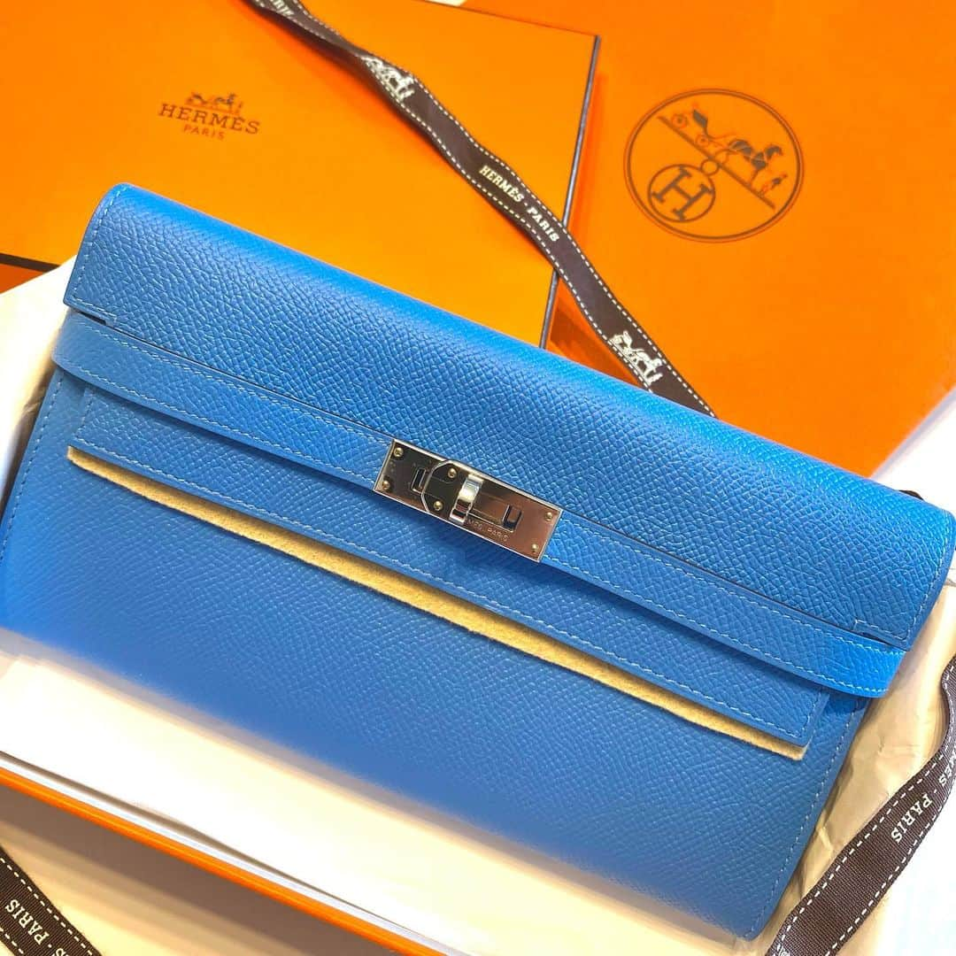 Noboru_Yuukiさんのインスタグラム写真 - (Noboru_YuukiInstagram)「. . HERMES KELLY WALLET 💰 希少なブルー✨ 👸からの🎁thx🙏 . 超最強開運日の 2021.1.16まで大切に寝かします😎 . . #helmes #エルメス #ケリーウォレット #ブルーパラダイス」11月21日 19時09分 - noboru.yuki.1120