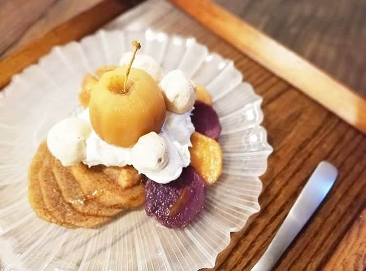 のインスタグラム：「［#cafemiru_京都］﻿ ——————————————————————﻿ 毎週火曜日だけの隠れ家カフェ🌷「日々ビビビ」﻿ ﻿ ちょこんと乗ったりんごが可愛らしいイーメントス😌💕隠れ家カフェでゆったりとしたひとときをお過ごし下さい..🧸🎶﻿ ﻿ ☑秋の実りのイートンメス🍎﻿ ※販売状況は事前にお店へご確認ください。﻿ ﻿ 📍日々ビビビ﻿ ⚪︎住所 / 京都府京都市中京区西ノ京勧学院町1-14﻿ ⚪︎営業時間 / 【火】12:00〜16:00﻿ ⚪︎定休日 / 月・水〜日曜﻿ ⚪︎アクセス / 二条駅より徒歩6分﻿ ﻿ 【#cafemiru_Kyoto】﻿ 📍Hibi bibibi﻿ ◎Open Hours / 【TUE】12:00〜16:00﻿ ◎closest station / 「Nijo」﻿ ﻿ ☕️ @watashino333﻿ 📷 @morimorimarori﻿ ———————————————————﻿ Cafemiruでは「#インスタ探検隊」or「#cafemiru」をタグ付けしているカフェ写真から、運営スタッフが厳選してご紹介しています👀🔍 ﻿ ￼」