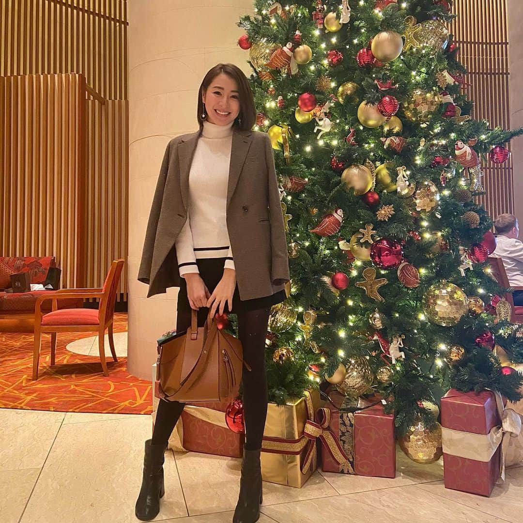 杉下理世のインスタグラム：「今だけ‼️この時期だけ‼️ という言葉って、パワーワードですね。 この季節だけのクリスマスツリー🎄だもん、 撮るに決まってる🙈✌️ #ペニンシュラ東京 #peninsula #christmas #chrismastree #ホテルクリスマス #クリスマスツリー #fashion #cordinate #cloths #photoshoot」