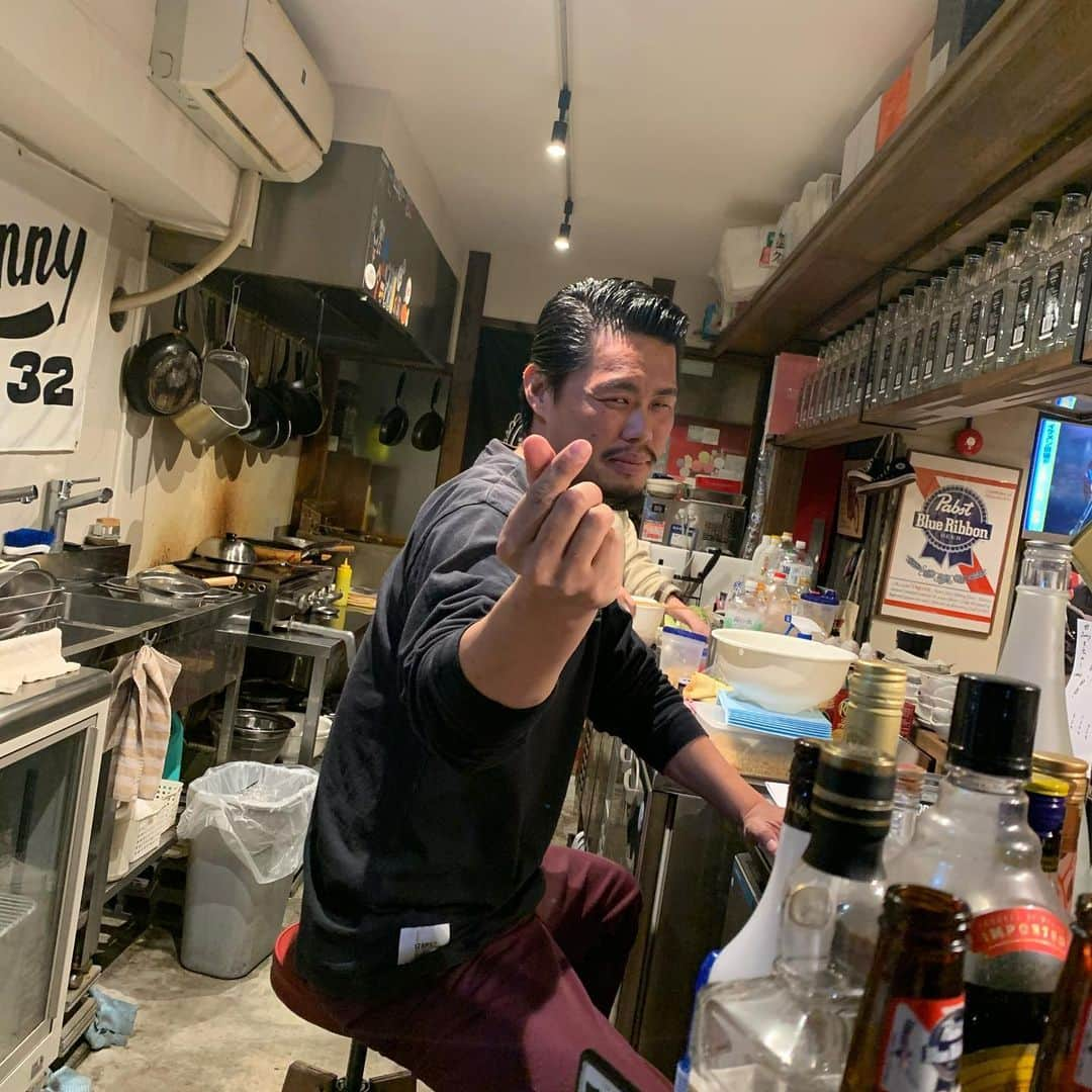 峯村沙紀さんのインスタグラム写真 - (峯村沙紀Instagram)「🥺【関西へご挨拶の巻】🥺  ある週末、引退してからやっっっとお世話になった 沢山の方にご挨拶することができました🥺 9年間お世話になった #東レアローズ 。 @torayarrows_women  弟が男子でお世話になっていることもあり、男女のホームゲームへいかせていただきました🙇‍♀️‼︎  そしてずっと行きたかった @32_cafe_bar_official 😍 @saoriiiii819 さん @j_hidaka_192 さん にやっと会えました❤️💙 #大阪 #堀江 にあってめちゃくちゃおしゃれでした✨ 沙織さんは #堀江のママ でした。笑  #NECグリーンロケッツ のユニTを2人で着ていただいて嬉しかったです🚀 ジロさんは元  #necブルーロケッツ🏐 だったこともあり、即青色を着てくださいました👕✨ 🏉@nec_gr_official 💚  しぶにゃんにも会っちゃいましたね🐒 @shibu.rie  試合も一緒に見れて楽しかった🧡‼︎  @japan_top_league は1/16開幕🏉 沢山の方に会場へお越しいただき #緑 色に染めていただきたい💚🚀 沢山の方にパワーをもらったので、 私も頑張ります‼️  自分でカードを作っちゃいました💚笑 世界で45人だけの手に入らないカード！笑  応援よろしくお願いします📣‼︎  #峯村日記 #関西 #一人旅 #一人旅女子 #感染予防対策 #感謝の気持ち #を伝えたかった #皆さん #ありがとう #vleague #topleague #rugby #volleyball #ハイキュー #東レ #弟 がお世話になっております。#峯村雄大 #双子 とよく言われます。 #滋賀県  #写真 #沙織さんのご飯美味しすぎた件 #ジロさんたくさん話してくださった件 #また行きたい @daiyou0519」11月21日 19時13分 - minemuuuno.insta