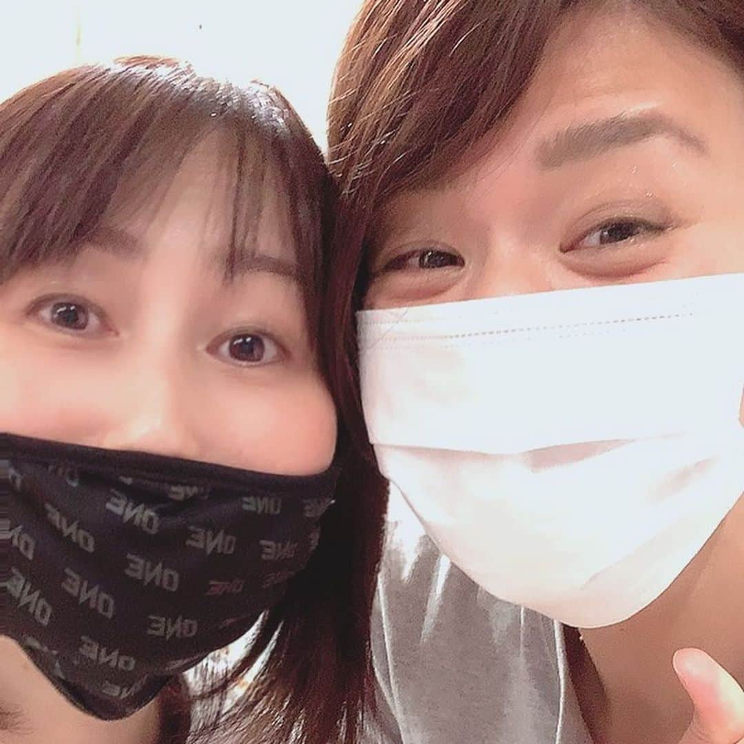 峯村沙紀さんのインスタグラム写真 - (峯村沙紀Instagram)「🥺【関西へご挨拶の巻】🥺  ある週末、引退してからやっっっとお世話になった 沢山の方にご挨拶することができました🥺 9年間お世話になった #東レアローズ 。 @torayarrows_women  弟が男子でお世話になっていることもあり、男女のホームゲームへいかせていただきました🙇‍♀️‼︎  そしてずっと行きたかった @32_cafe_bar_official 😍 @saoriiiii819 さん @j_hidaka_192 さん にやっと会えました❤️💙 #大阪 #堀江 にあってめちゃくちゃおしゃれでした✨ 沙織さんは #堀江のママ でした。笑  #NECグリーンロケッツ のユニTを2人で着ていただいて嬉しかったです🚀 ジロさんは元  #necブルーロケッツ🏐 だったこともあり、即青色を着てくださいました👕✨ 🏉@nec_gr_official 💚  しぶにゃんにも会っちゃいましたね🐒 @shibu.rie  試合も一緒に見れて楽しかった🧡‼︎  @japan_top_league は1/16開幕🏉 沢山の方に会場へお越しいただき #緑 色に染めていただきたい💚🚀 沢山の方にパワーをもらったので、 私も頑張ります‼️  自分でカードを作っちゃいました💚笑 世界で45人だけの手に入らないカード！笑  応援よろしくお願いします📣‼︎  #峯村日記 #関西 #一人旅 #一人旅女子 #感染予防対策 #感謝の気持ち #を伝えたかった #皆さん #ありがとう #vleague #topleague #rugby #volleyball #ハイキュー #東レ #弟 がお世話になっております。#峯村雄大 #双子 とよく言われます。 #滋賀県  #写真 #沙織さんのご飯美味しすぎた件 #ジロさんたくさん話してくださった件 #また行きたい @daiyou0519」11月21日 19時13分 - minemuuuno.insta