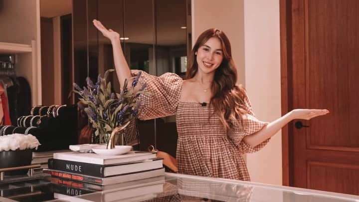 のインスタグラム：「Hi everyone! I am overwhelmed and grateful with all the positive feedback that I’ve been getting from my recent vlogs! As a little gift, I am finally sharing with you my walk-in closet tour. TONIGHT 8PM 🤎 Link in bio.」