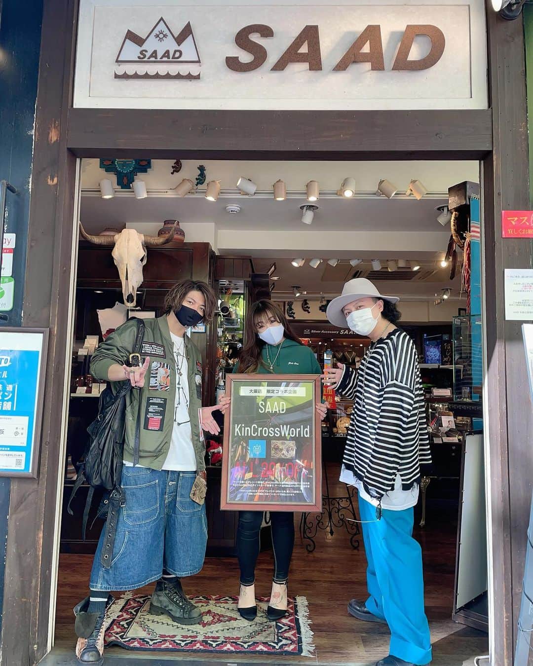 引地敬澄のインスタグラム：「【⚡️ @saadsilver_osaka ❌ @kincrossworld ⚡️】 〜コラボイベント絶賛開催〜 . 11/20〜11/24の期間中、SAADさんと我らKinCrossWorldのアイテムがお得にゲット出来るコラボ企画を開催しています🔥 (※詳細は2枚目参照) . 昔から愛用させて頂いている大好きなSAADさんと、まさかこの様な光栄なコラボ企画をさせて頂けるなんて、、、夢見心地です😭🍀！！ . 初コラボ記念に『新ネックレス』もゲットさせて頂きましたぞ🤘😼！！ . SAADさんの看板アイテム【サンネックレス】に、ぱおべいの誕生石(1月=ガーネット)があしらわれたトップをWで刻ませて頂きました☺️🍀！！ . 絶賛愛用させて頂きます😭！！！ . . . というワケで、、、 . . 今月もKinCrossWorld大阪店⚡️🗽🐙 絶賛宜しくお願いしますですぞー🐕🍀！！！ . . . ps.最後の動画は100億年振りの自撮りとやらでしっかりミスった人😇www . . . #SAAD #jewelry #accessory  #KinCrossWorld #HAPEACE  #JAPAN #大阪 #心斎橋 #心斎橋アパレル  . #remake #handmade  #art #artwork  . #photooftheday #fashion #followme #kidill #instacool  #followmeto  #fashionista  #ootdfashion #ootd  #ファッション #coordinate #code #ファッションコーデ #コーデ #whatwewear  #引地髪服」
