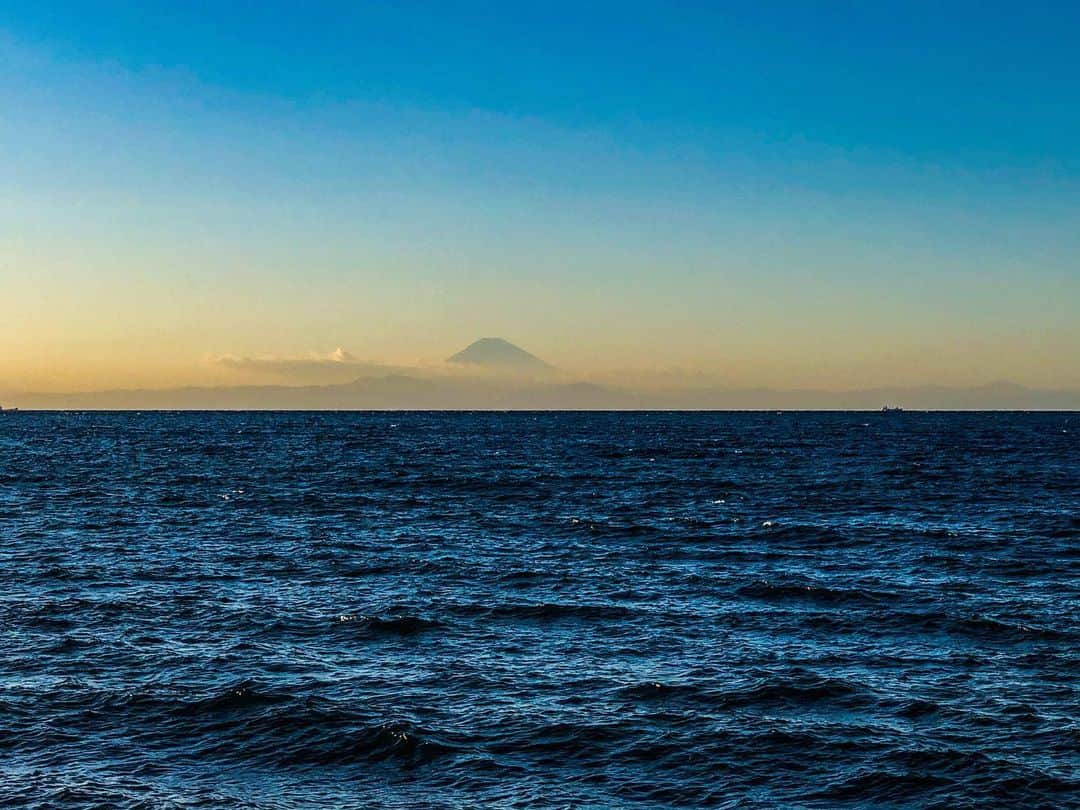 飯沼誠司さんのインスタグラム写真 - (飯沼誠司Instagram)「I met the mayor and went to the sea to research my work. Mt. Fuji was beautiful. @tateyama_surf_club  #athletesavejapan  #tateyamasurfclub  #mtfuji  #ocean #館山」11月21日 19時20分 - seiji_iinuma