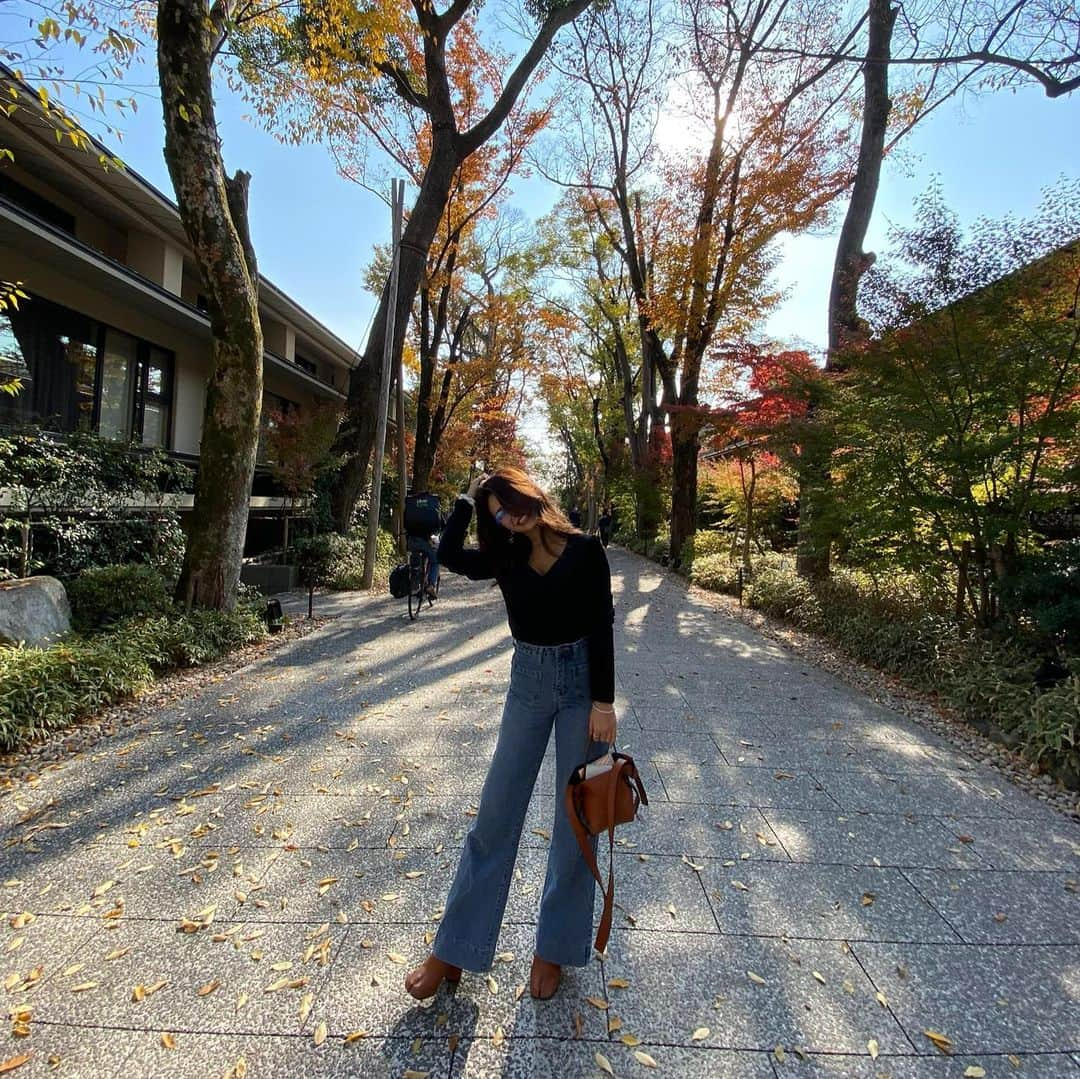 皇咲あゆさんのインスタグラム写真 - (皇咲あゆInstagram)「🍂🤎 ． ． シンプルな服装が好みな今日この頃🤍(歳相応w 加工なしのデフォルト写真📸(iPhone11pro広角使用) 本当は頭小さくないよ😂 ． #紅葉#京都#下鴨神社#河合神社#下鴨神社糺の森#⛩ #シンプルコーデ#足袋ブーツコーデ」11月21日 19時21分 - sally.0970