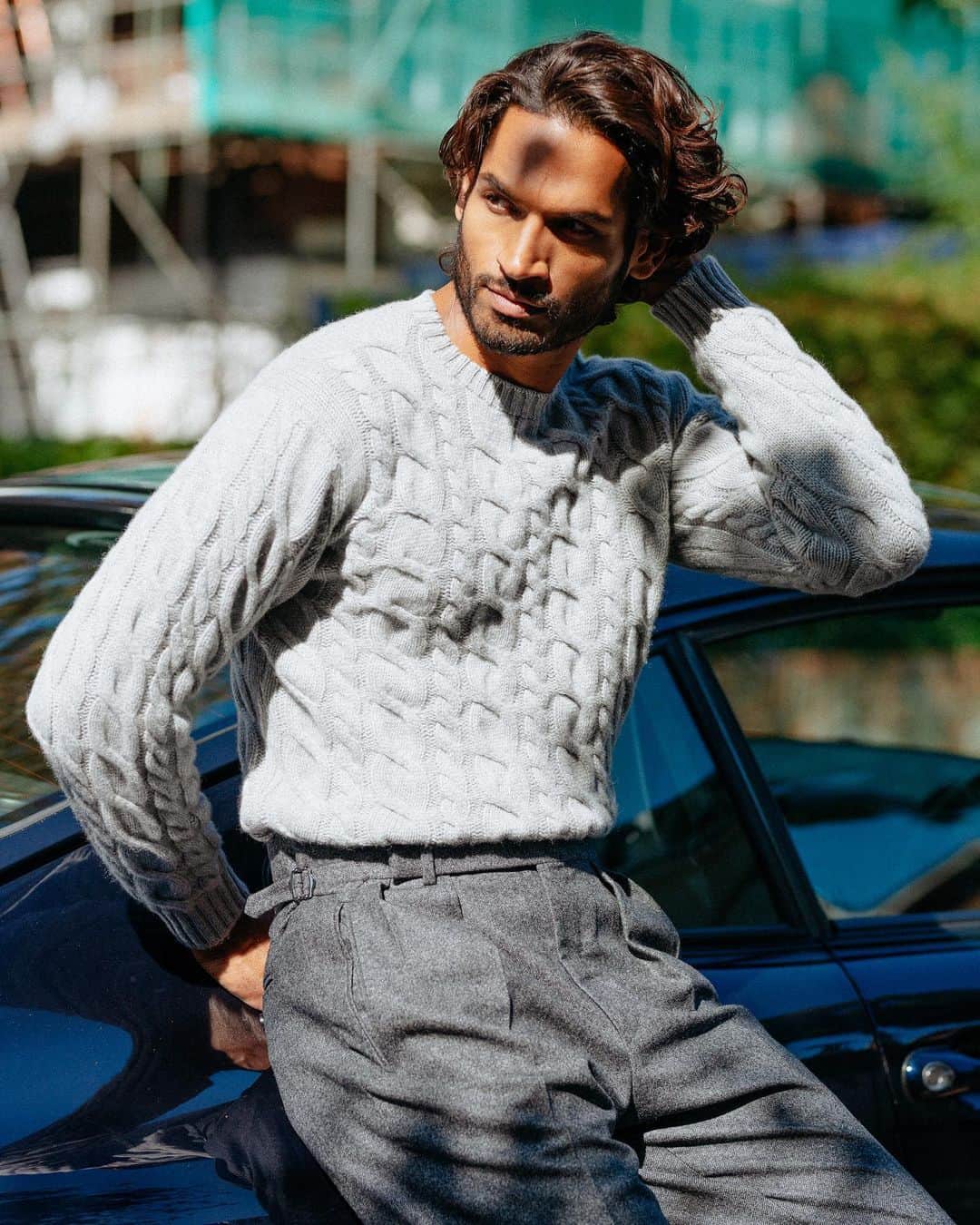 のインスタグラム：「A lazy weekend calls for our cashmere cable-knits, made in Scotland with hand-linked seams. Ideal tucked into a pair of our new pleated House Trousers. Tap to shop.」
