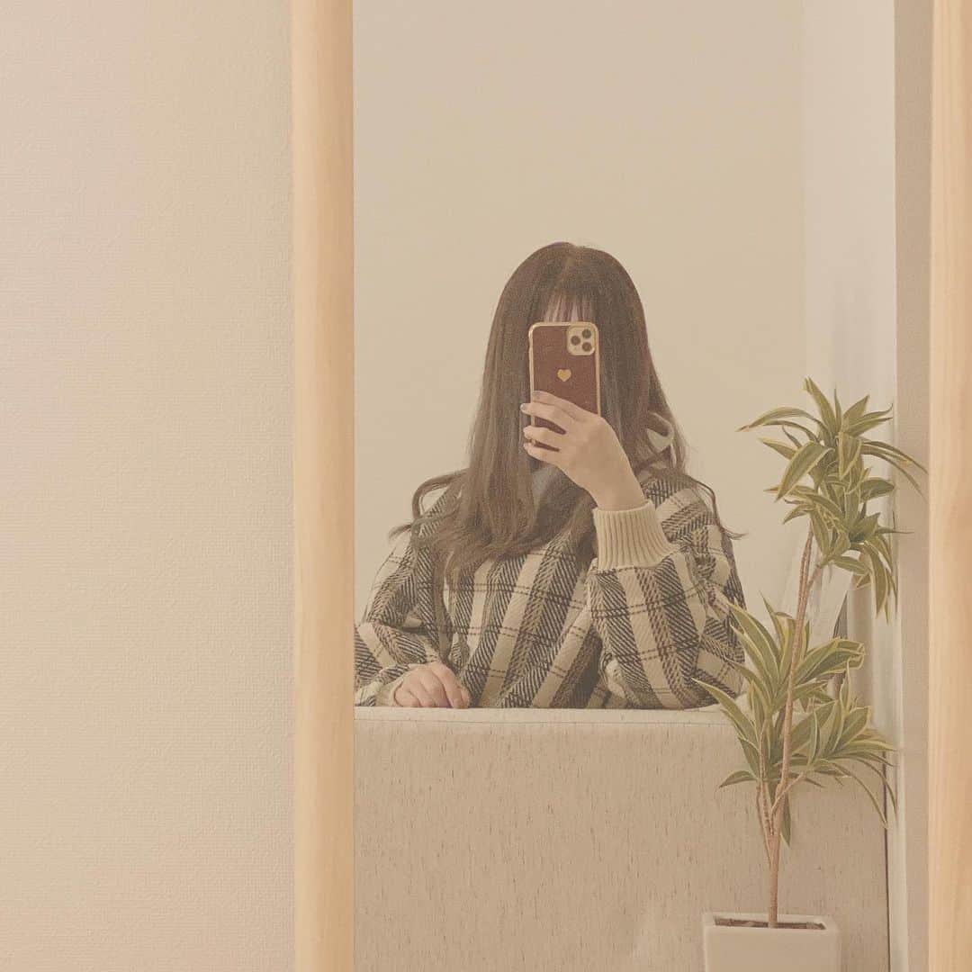 大橋あかりのインスタグラム：「寒くてよくスープとかあったかいのばっかり飲んでるぽかぽかする〜𖠚՜ ・ @elena.4beauty さんで小顔矯正☺︎꙳ ありがとうございました✨✨ 大阪店もオープンしたみたいです😳 ・ tops @aulait_official   accessory  @bubbly02._official」