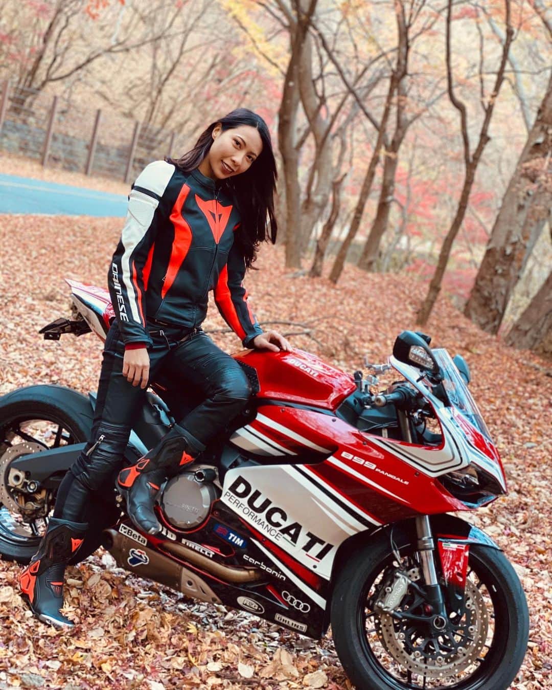 CAMIRAさんのインスタグラム写真 - (CAMIRAInstagram)「栃木ー！ 枯れ葉いっぱい落ちてたから気をつけながら楽しみました🤤🔥 #バイク女子#紅葉#ツーリング#パニガーレ#バイク写真部#bikegirl#superbike#motorcycle」11月21日 19時23分 - camila.528