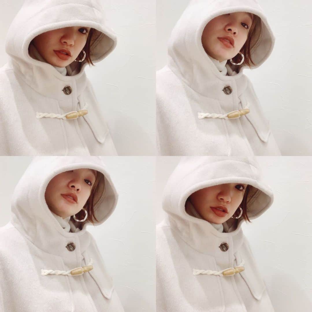 のインスタグラム：「・ ・ さぁ、今日は帰ったらお鍋だから楽しみ🍲 急いで帰るよーーーー🏃‍♀️🏃🏃‍♂️ ・ ・ キムチ鍋かなーなにかなー お風呂も入って寝る準備してから食べて そのまま寝るのが、好き。 ・ だから太るんだよねー🤷🏼‍♀️笑 ・ #ungrid#ungridコーデ #ungrid_official  #coordinate#outfit#ダッフルコート #ダッフル#ロングコート#ハイトーンボブ #ハイトーンショート#ホワイトコーデ」