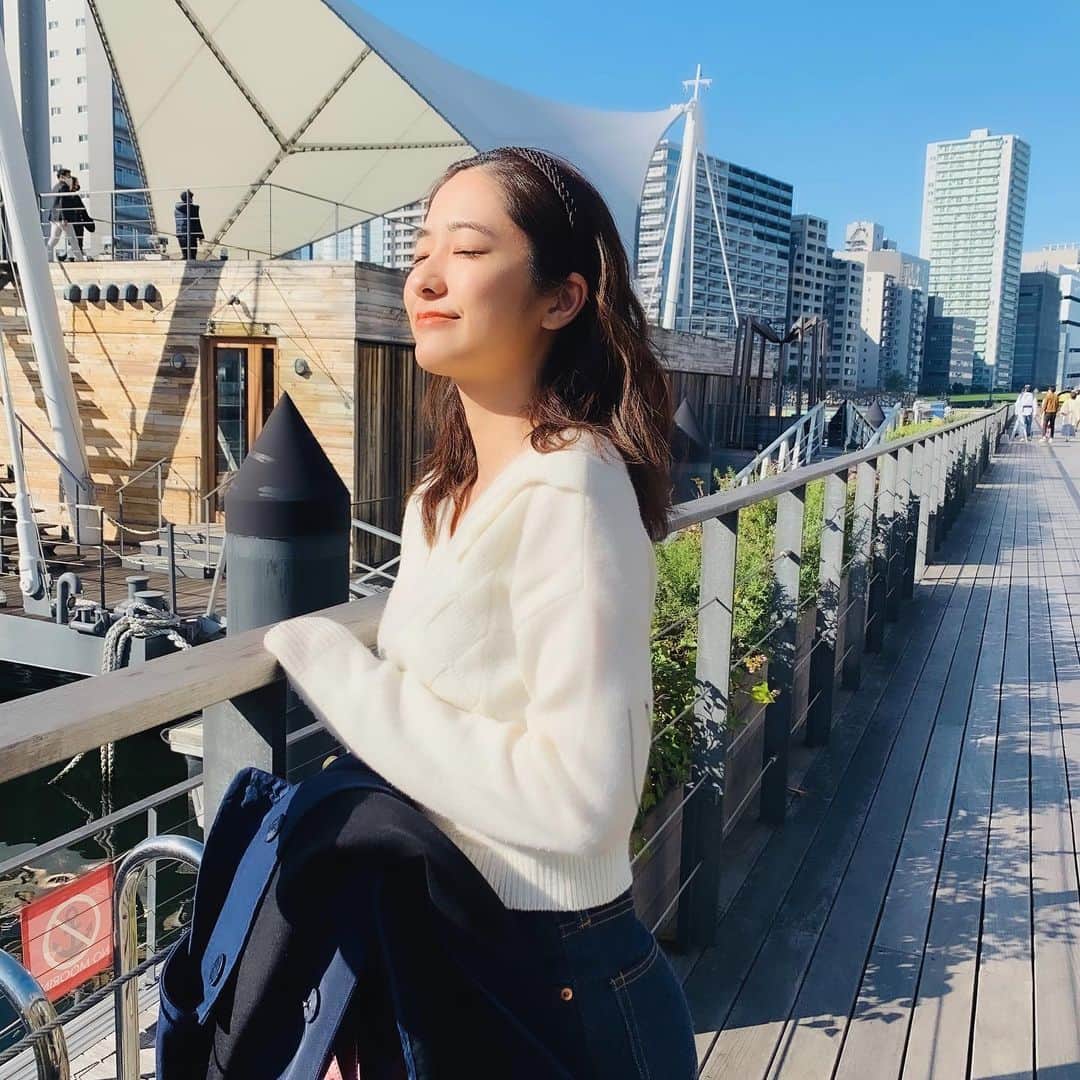 田村真子さんのインスタグラム写真 - (田村真子Instagram)「.  風が心地良いではなく、眩しくて目が開かないの図  なんだか海外みたいな背景ですね🌉  連投失礼しました。」11月21日 19時32分 - tamura_mako_