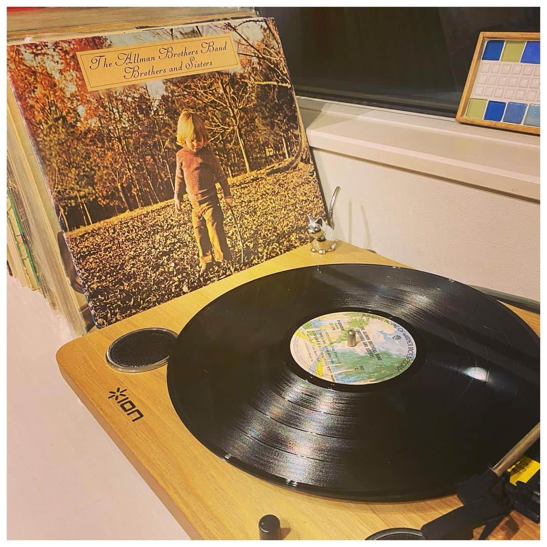 のインスタグラム：「本日の夕食BGM。  はい。最高！  ちょっと残念なことあったけど元気でたー！  The Allman Brothers Band/「Brothers and Sisters」(1973)  #natsugram_record」