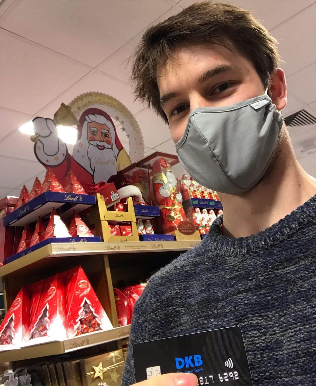 ヤン・ホイヤーのインスタグラム：「Apparently it’s almost this time of the year again 🎄  And @dkb.de is doing their part to keep us all safe with their contactless payment 😅」