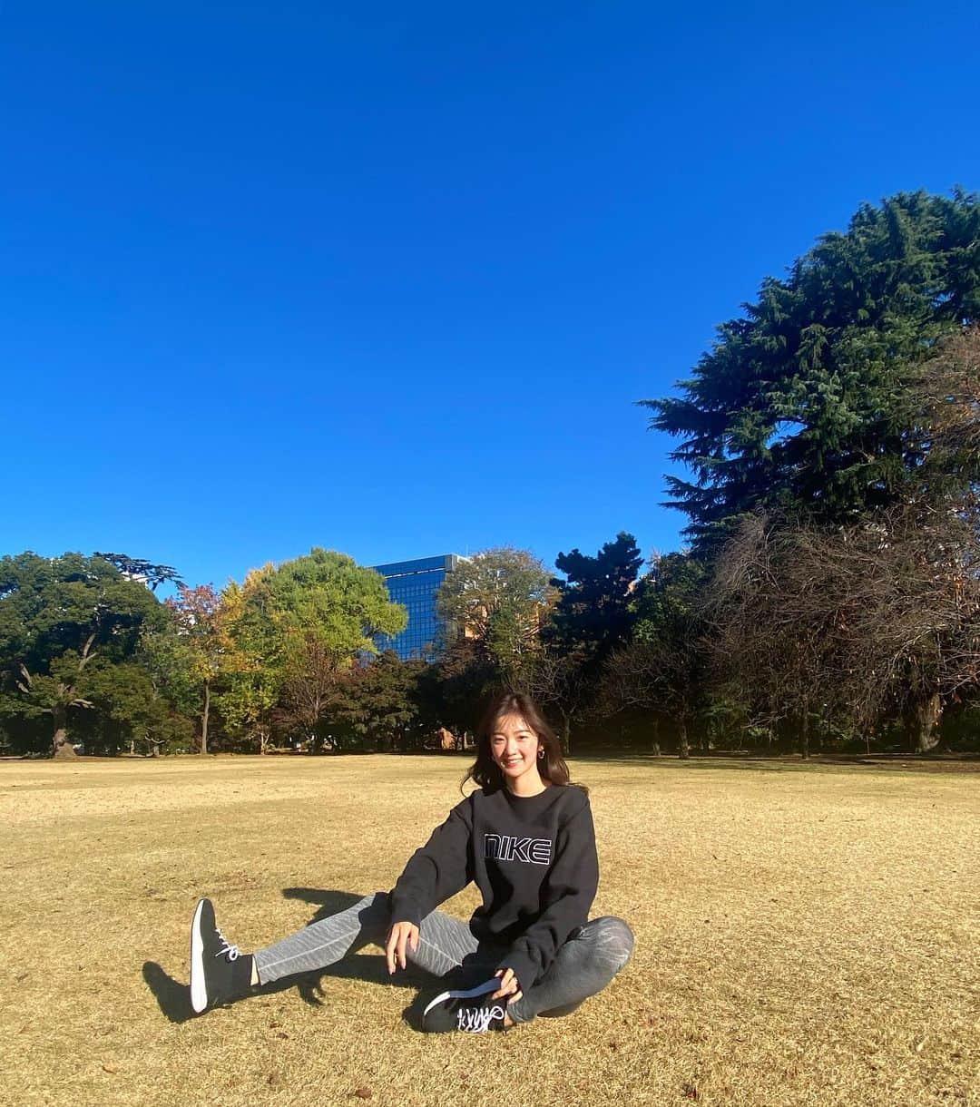 のインスタグラム：「朝活workout ﻿ ﻿ 早起きして青空の下、芝生の上でする運動は﻿ きーもーちーいいい😆☀️✨﻿ ﻿ 朝は苦手だけど最近は二度寝せず﻿ 朝の時間を大切にしてるんだ☺️﻿ ﻿ 朝活仲間募集中💓﻿」