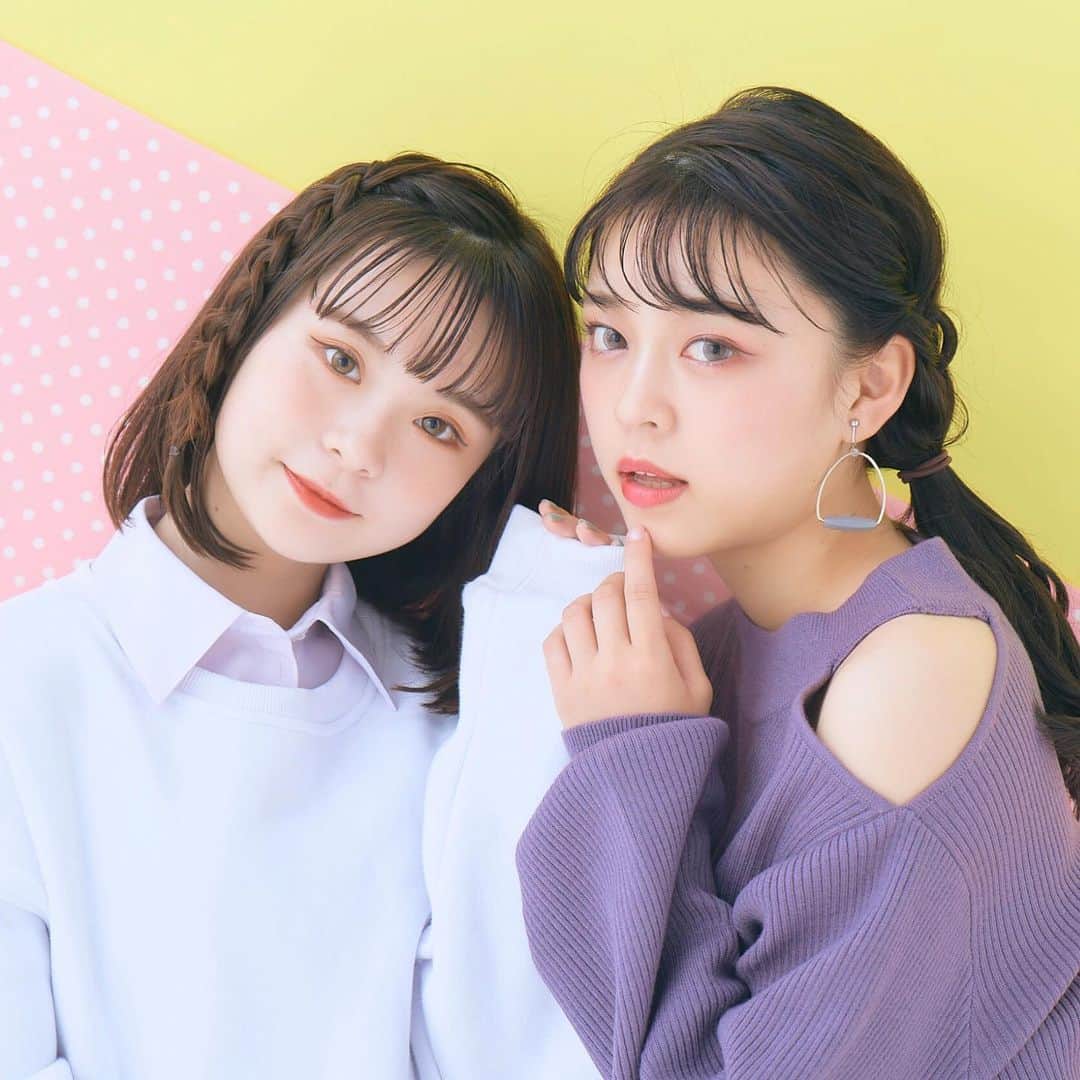 のインスタグラム：「平日⇔週末で使える、どっちも可愛く細見えできるヘアアレを伝授❣️ さくてぃんはボブもOKな三つ編み、ひなぴは三つ編みをMIXさせたサイドポニーでアレンジしたよ❤️✨  #Popteen#12月号#さくら#さくてぃん#利藤陽菜#ひなぴ#ヘアアレンジ#三つ編み#ポニーテール#ボブ」
