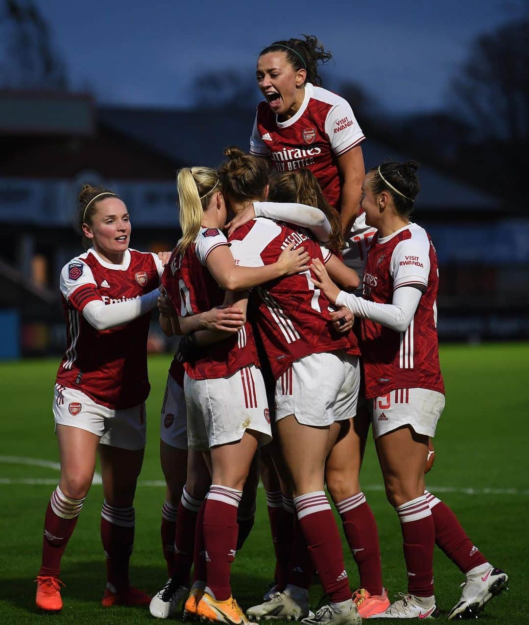 Arsenal Ladiesさんのインスタグラム写真 - (Arsenal LadiesInstagram)「It’s the weekend! 😍 No football for us... but we’ll be back and ready to go after the break 🌍✈️」11月21日 19時30分 - arsenalwfc