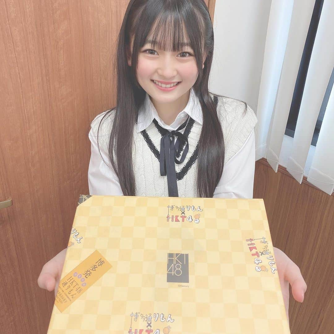 石橋颯さんのインスタグラム写真 - (石橋颯Instagram)「💛明月堂さん×HKT48💛 博多通りもんさんとコラボ商品が今日から劇場ロビーにて 販売されます…！！ オンラインでの販売は11月24日からです…✨  福岡のお土産と言えば 博多通りもん！ ずっと福岡に住んどるけん 小さい頃から食べていた博多通りもんさんとコラボできるなんてびっくり！！！！！！  このお話が来た時は寝とる家族起こして 報告した！！！！バリ嬉しい〜💕  ポストカードもランダムに 入ってるんだってよー？？😏😏  そして今回イラストを @odachan_official  さんが書いてくれました！ばり可愛💕  ぜひ！ゲットしてください🥺🥰  #ootd #instagood #instalike #followme #いいね #アイドル #博多通りもん #福岡名物 #通りもん #明月堂博多通りもん #明月堂 #お土産 #hkt48通りもん #hkt48」11月21日 19時30分 - ibuki__hkt48