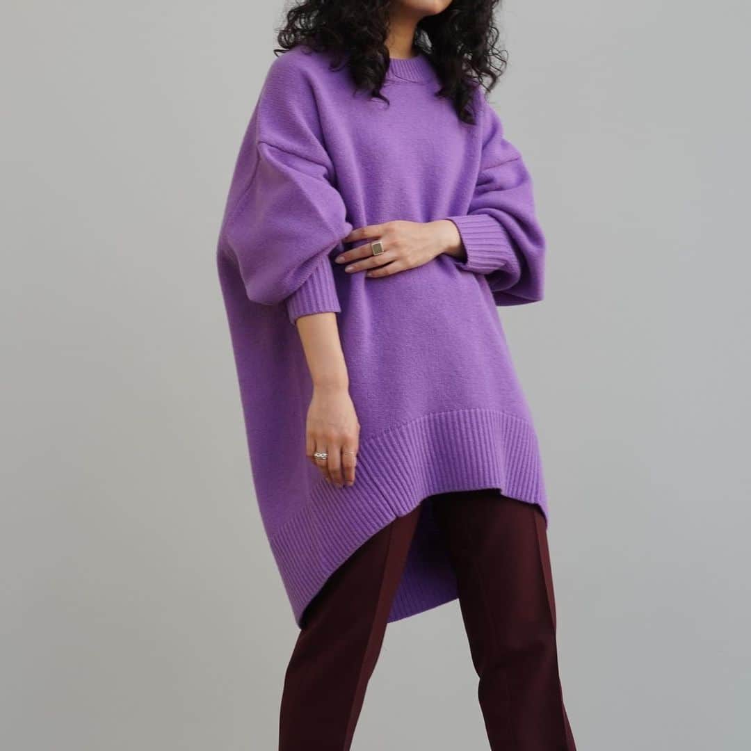 のインスタグラム：「.﻿ RECOMMEND ITEM for FEMME﻿ ﻿ ◾︎タスマニアウールチュニックニット﻿ ¥16,000+tax ﻿ color : brown / purple / yellow﻿ ﻿ オーストラリアのタスマニア島で飼育された希少性の高い最高級ウールで細くて柔らかいのが特徴で、水をはじくのに湿気や汗をよく吸い取る優れた吸湿性・放湿性があります。﻿ ゆったりと身体を包み込み、お尻まですっぽりと隠れる長めの丈のデザイン。後ろのたっぷりしたフォルムと裾に向かってすぼまり、後下りのシルエットが出る、ベーシックなプルオーバーながら、フォルムが印象的なニットです。袖も立体的なフォルムになるようディティールにこだわり仕上げました。﻿ ﻿ @adametrope﻿ @jadorejunonline ﻿ #adametrope#jadorejunonline#knit」