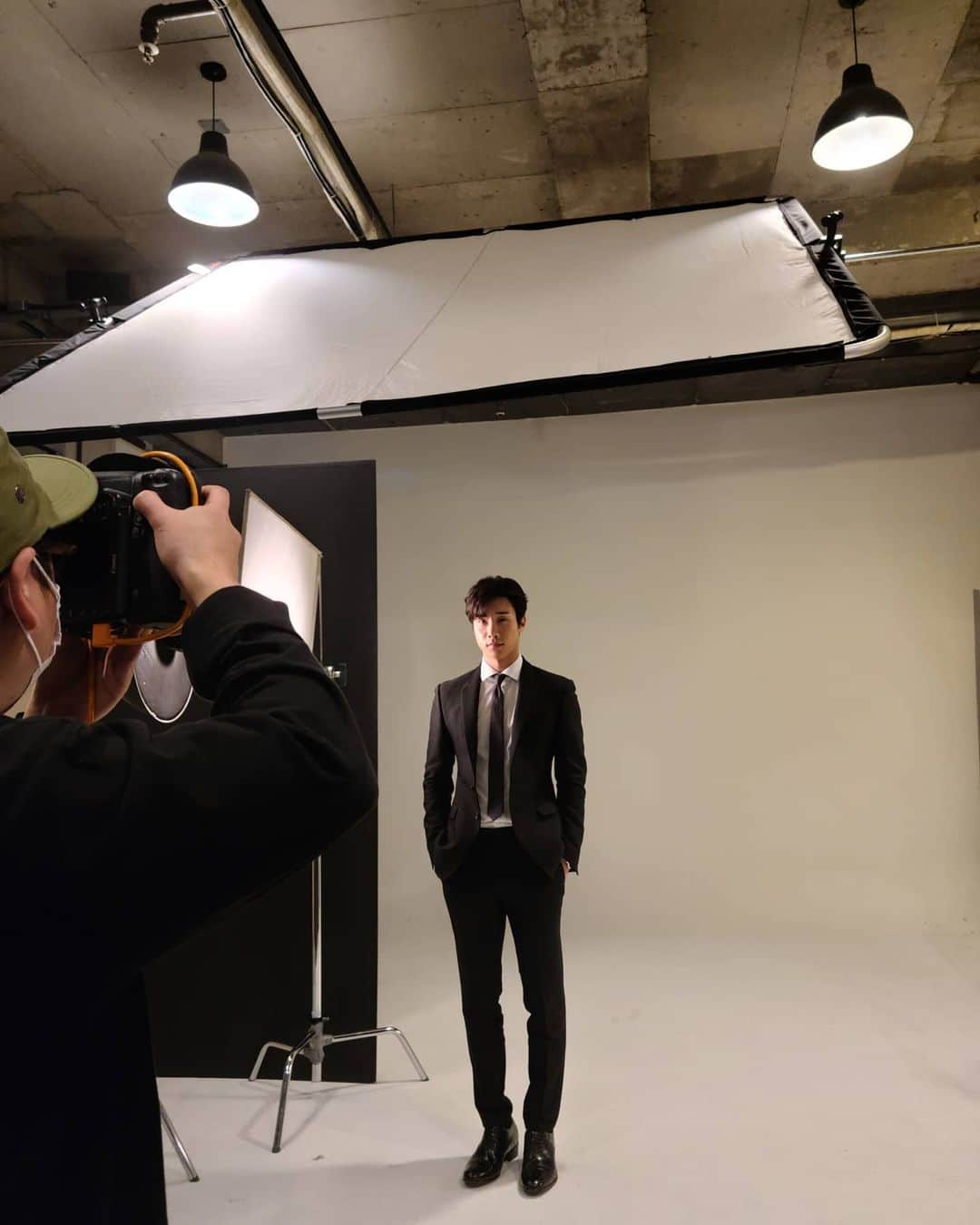 Lee Si-gangのインスタグラム：「오랜만에 #비밀의남자 가아닌 다른 촬영🎬  날씨가 진짜 많이 추워요 . 다들 감기 조심하세요 아셧죠?🥰  韓国がねめちゃくちゃ寒い⛄ 日本は暖かいだろうな。行きたい日本。🥰」