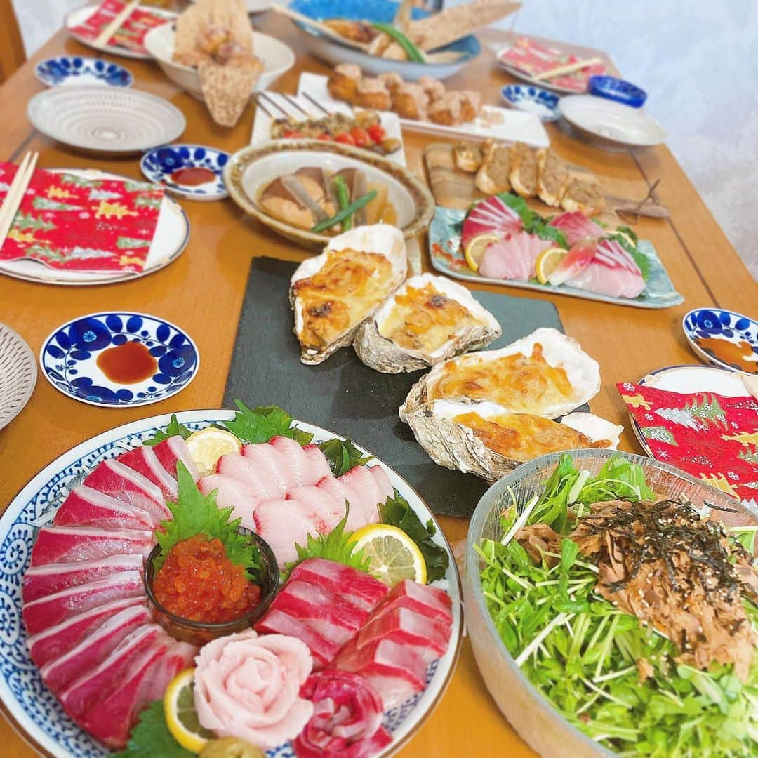 ニコラのインスタグラム：「💖お世話になってるみなさんに ごちそうを作りました🌈  #料理 #料理写真 #料理勉強中 #料理部 #料理部 #料理記録 #料理好き #おうちごはん #クッキング #クッキングラム #instacooking #cooking #cookingram #cookingtime #food #cookingathome #foodstagram #foodasia #yummy #yum #刺身 #ぶり #はまち #牡蠣 #グラタン #sashimi #yellowtail #oyster #gratin」