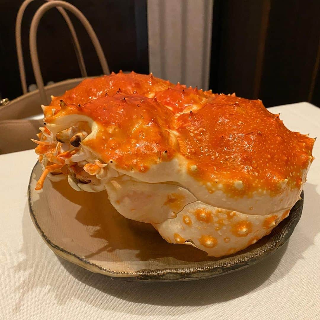 東京外食女さんのインスタグラム写真 - (東京外食女Instagram)「#うぶか #四ツ谷 . . 今年はね、 いや、今期はね、 目標があるんです！！ . . やはり料理は美味しいものが 美味しい時に食べるのが いいと思うので、 蟹をたくさん食べようと 思うのです！！！ . . . 今まではグルメ慣れしてなくて 旬に合わせて食べるとか、 これを食べるならこことか、 明確な方針がないまま、 声のかかる方へ〜 手招きされるままに〜 と、割とどこへでも 出かけていたわけです。 . . . そうしたらどうでしょう！ . 夜のスケジュール、 パンパンやんか！ . . ということで今期は 蟹を優先して食べ回れたら いいなあ、、と。 . . . 四ツ谷三丁目駅で降りて みずほ銀行からすぐ。 . 味のあるのれんが風に 靡いています。 . . 中へ入ると店内は満席で、 とーーーっても静かに 大人の男女や女性2人で お食事中でした。 . . 18時の早い回の方々ですね。 私たちは無理言って21時に 入れてもらいました。 . . 少し奥まった特別感のある 4名席に着くと、 「姫様ですね？」 とあだ名で友人が予約を してくれていたようで、 お姫様気分ありがとうございます というスタートです。 . . . 特筆すべきは、 海老味噌をパンパンに詰めた 海老味噌フライです！ . とんでもなく熱いですが、 とんでもなく美味。 . . 海老フライにかじりついて そこから溢れんばかりの海老味噌で 口をいっぱいにしたのは 今日が初めてです。 . . . 車海老の刺身も、 ねっとりと甘いのにぷりぷりさもあり 塩とすだちでいただくと 最高にフレッシュでさわやかな 脳が痺れる美味さ。 . . ためしに湯葉にすだちを 絞ってみたのですが… これまたやばい！！！！ . さわやかなフレッシュチーズのような 味わいです！ . . 日本酒が進む…！ . . . 蟹味噌が乗ったほぐし身が来たので 紹興酒風な一の蔵を。 . . 合わないわけがなく、 ゴクゴク、チミチミ。 . . 通な皆さんなら、 どのように楽しんだかは 効果音でわかりますよね。 . . 二つ並んだせいこがには、 この後一生忘れないくらい 美味しい一品に変わります。 . . 後半へ続く！ . . #蟹 #四ツ谷グルメ #四谷三丁目グルメ #荒木町 #甲殻類専門店  #東京外食女 #japaneserestaurant  #japanfood #四ツ谷和食 #グルメ #東京グルメ #いい店員さんがいるお店  #美味しいもの好きな人と繋がりたい  #グルメ好きな人と繋がりたい  #食べるの好きな人と繋がりたい」11月21日 19時38分 - himeno_0729
