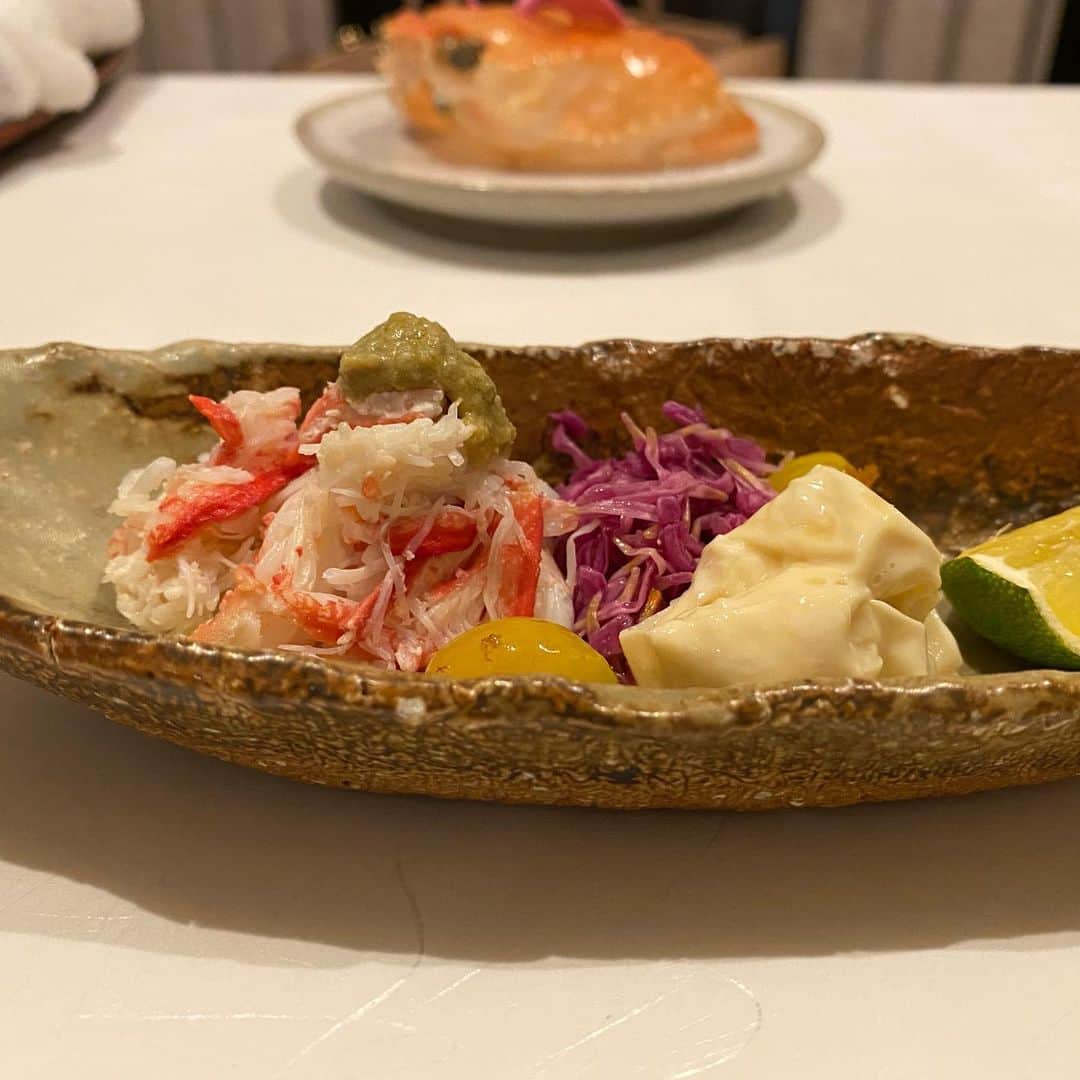 東京外食女さんのインスタグラム写真 - (東京外食女Instagram)「#うぶか #四ツ谷 . . 今年はね、 いや、今期はね、 目標があるんです！！ . . やはり料理は美味しいものが 美味しい時に食べるのが いいと思うので、 蟹をたくさん食べようと 思うのです！！！ . . . 今まではグルメ慣れしてなくて 旬に合わせて食べるとか、 これを食べるならこことか、 明確な方針がないまま、 声のかかる方へ〜 手招きされるままに〜 と、割とどこへでも 出かけていたわけです。 . . . そうしたらどうでしょう！ . 夜のスケジュール、 パンパンやんか！ . . ということで今期は 蟹を優先して食べ回れたら いいなあ、、と。 . . . 四ツ谷三丁目駅で降りて みずほ銀行からすぐ。 . 味のあるのれんが風に 靡いています。 . . 中へ入ると店内は満席で、 とーーーっても静かに 大人の男女や女性2人で お食事中でした。 . . 18時の早い回の方々ですね。 私たちは無理言って21時に 入れてもらいました。 . . 少し奥まった特別感のある 4名席に着くと、 「姫様ですね？」 とあだ名で友人が予約を してくれていたようで、 お姫様気分ありがとうございます というスタートです。 . . . 特筆すべきは、 海老味噌をパンパンに詰めた 海老味噌フライです！ . とんでもなく熱いですが、 とんでもなく美味。 . . 海老フライにかじりついて そこから溢れんばかりの海老味噌で 口をいっぱいにしたのは 今日が初めてです。 . . . 車海老の刺身も、 ねっとりと甘いのにぷりぷりさもあり 塩とすだちでいただくと 最高にフレッシュでさわやかな 脳が痺れる美味さ。 . . ためしに湯葉にすだちを 絞ってみたのですが… これまたやばい！！！！ . さわやかなフレッシュチーズのような 味わいです！ . . 日本酒が進む…！ . . . 蟹味噌が乗ったほぐし身が来たので 紹興酒風な一の蔵を。 . . 合わないわけがなく、 ゴクゴク、チミチミ。 . . 通な皆さんなら、 どのように楽しんだかは 効果音でわかりますよね。 . . 二つ並んだせいこがには、 この後一生忘れないくらい 美味しい一品に変わります。 . . 後半へ続く！ . . #蟹 #四ツ谷グルメ #四谷三丁目グルメ #荒木町 #甲殻類専門店  #東京外食女 #japaneserestaurant  #japanfood #四ツ谷和食 #グルメ #東京グルメ #いい店員さんがいるお店  #美味しいもの好きな人と繋がりたい  #グルメ好きな人と繋がりたい  #食べるの好きな人と繋がりたい」11月21日 19時38分 - himeno_0729