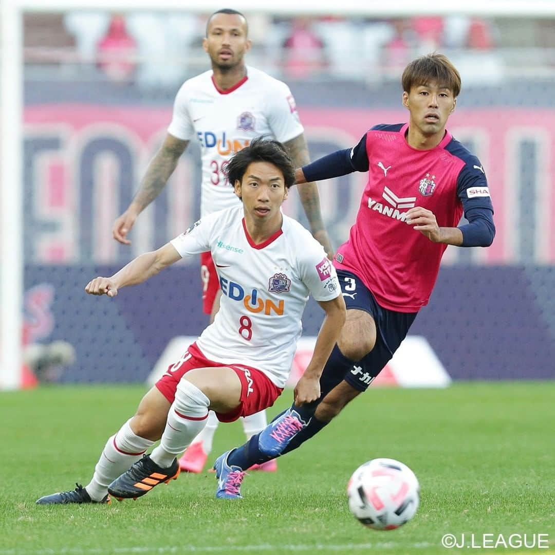 サンフレッチェ広島さんのインスタグラム写真 - (サンフレッチェ広島Instagram)「. ⚽️明治安田生命J1リーグ第28節　試合結果⚽️ セレッソ大阪　0-1　サンフレッチェ広島 前半：0-1 後半：0-0 【得点者】レアンドロ・ペレイラ  ペースを握っていた前半で先制点を奪い、優位に試合を進めていたところで、選手が退場。以降は苦しい戦いを強いられましたが、集中力高く守り切り、アウェイで勝点3をつかみました✨  アウェイゲームながらもたくさんの応援、ありがとうございました🙇  #レアンドロペレイラ 選手 #川辺駿 選手 #林卓人 選手 #青山敏弘 選手 #佐々木翔 選手 #荒木隼人 選手 #城福浩 監督 #sanfrecce #積攻」11月21日 19時43分 - sanfrecce.official