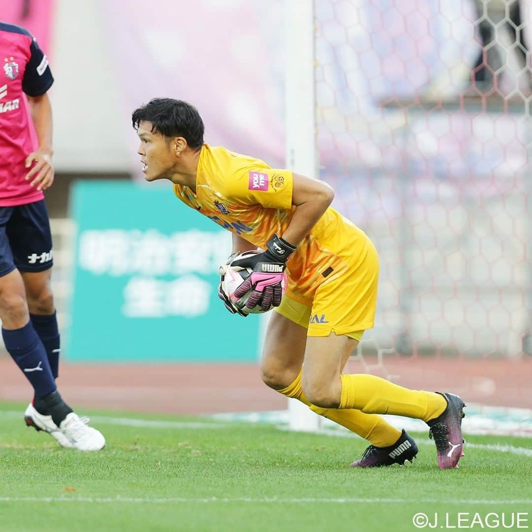 サンフレッチェ広島さんのインスタグラム写真 - (サンフレッチェ広島Instagram)「. ⚽️明治安田生命J1リーグ第28節　試合結果⚽️ セレッソ大阪　0-1　サンフレッチェ広島 前半：0-1 後半：0-0 【得点者】レアンドロ・ペレイラ  ペースを握っていた前半で先制点を奪い、優位に試合を進めていたところで、選手が退場。以降は苦しい戦いを強いられましたが、集中力高く守り切り、アウェイで勝点3をつかみました✨  アウェイゲームながらもたくさんの応援、ありがとうございました🙇  #レアンドロペレイラ 選手 #川辺駿 選手 #林卓人 選手 #青山敏弘 選手 #佐々木翔 選手 #荒木隼人 選手 #城福浩 監督 #sanfrecce #積攻」11月21日 19時43分 - sanfrecce.official