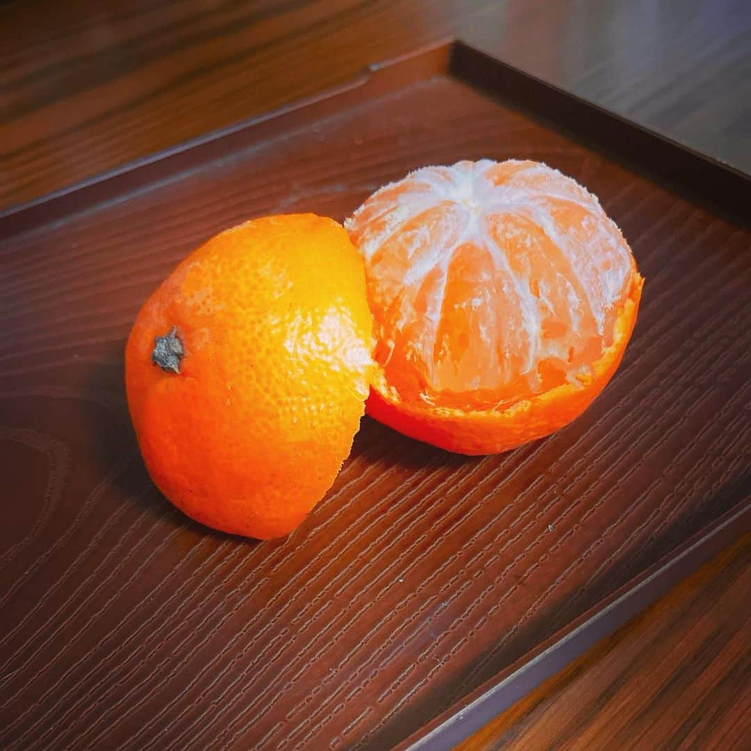 Erenaのインスタグラム：「🍊みかん🍊 おかっぱ剥き😆 私もやってみた🙌🙌🙌 ひよりちゃん @nanatam73 に剥き方教わった🙊💕w . #みかん#果物#フルーツ#ビタミン#ビタミン補給#みかんの剥き方#おかっぱ剥き#japan#fruits」