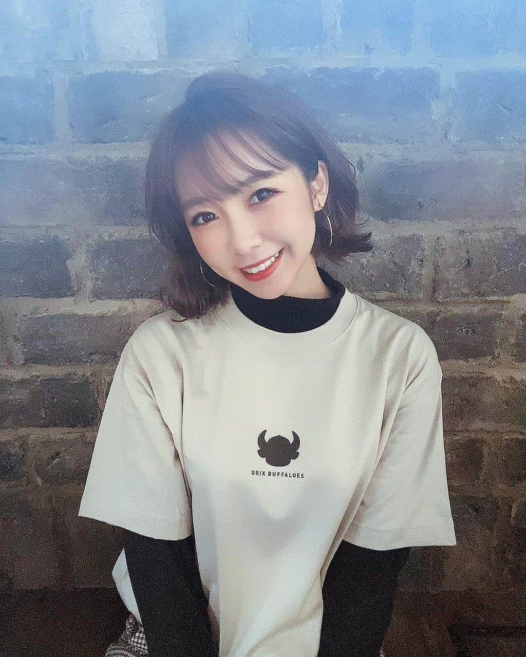 MIYUのインスタグラム：「新しいTシャツGET🧃♥️﻿ ﻿ ﻿ ﻿ Buffaloes ORGABITSコラボ Tシャツの﻿ 大好きなベージュにしましたっ( ᐛ )♡﻿ ﻿ ﻿ ﻿ 私服と合わせてみました〜〜！﻿ どうでしょうか〜〜？？🧚🏻(笑)﻿ ﻿ ﻿ ﻿ ﻿ ﻿ まだまだ欲しいグッズが沢山🤤❄️﻿ オシャレって楽しいな〜！﻿ ﻿ ﻿ ﻿ ﻿ ﻿ #オリックス #Bs2020 #BsGirls #オリ姫﻿ #野球 #プロ野球 #オリックスバファローズ #超革新系﻿ #野球女子　#野球好き　#京セラドーム大阪　﻿ #ほっともっとフィールド神戸 #オリ姫コーデ﻿ #Tシャツコーデ #秋私服 #ショートカット﻿ #fashion #coordinate #make #Tshirt﻿ #baseball #ORIX #Buffaloes #BINNOVATION﻿ #MIYU #miyu_337  #🐼 ﻿」