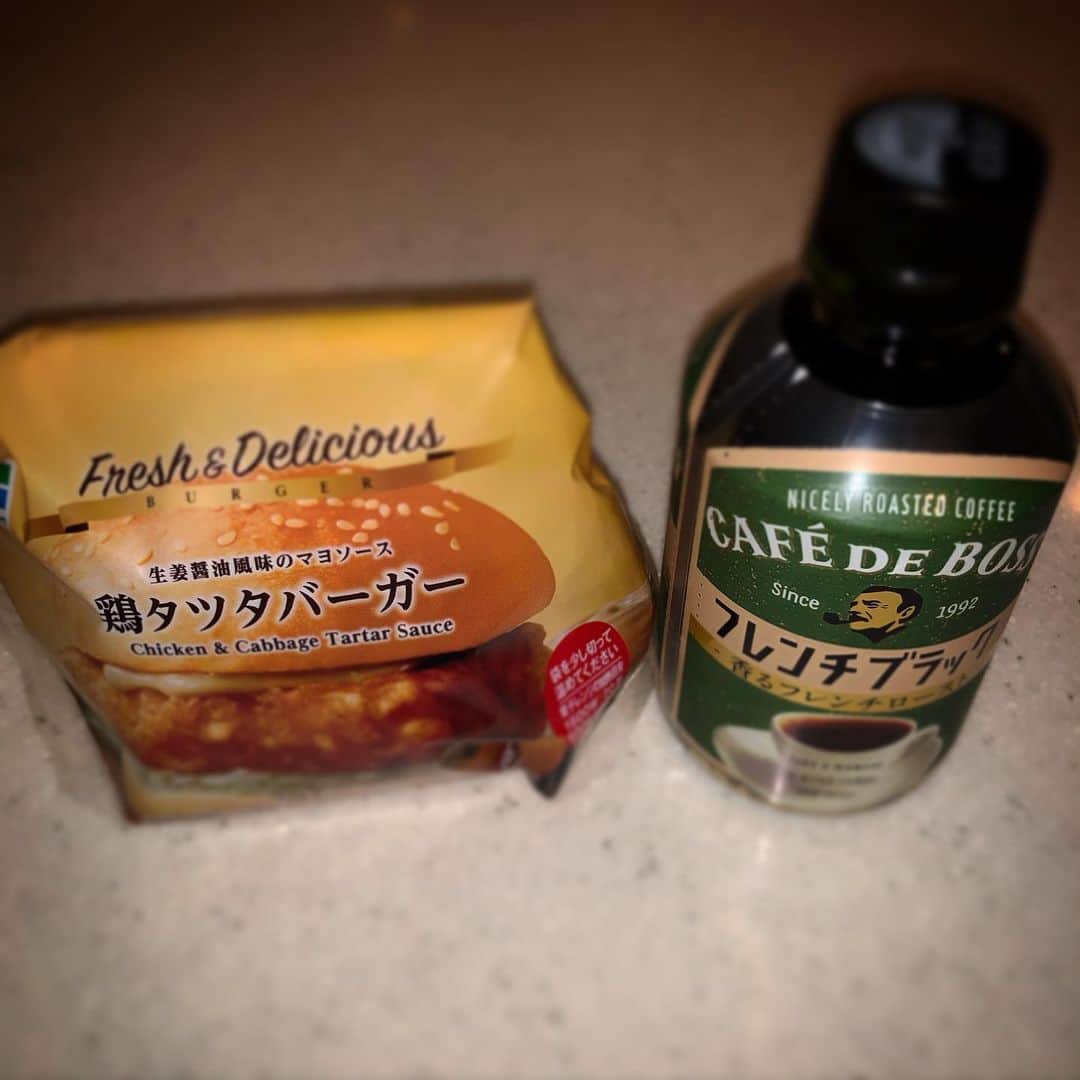 北山陽一のインスタグラム：「いただきます。#ボスパーン #cafédeboss #ファミマ」