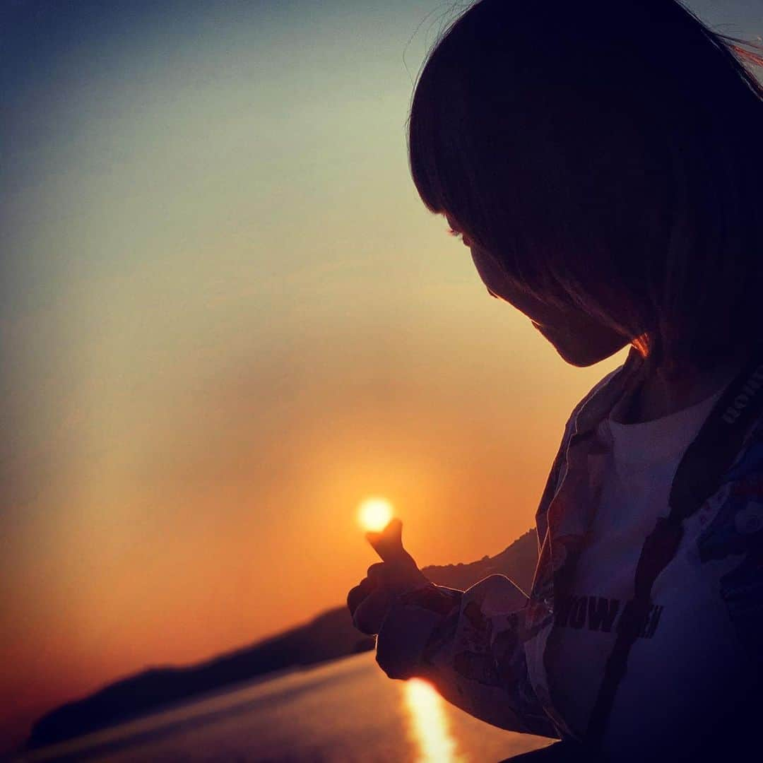 和田美枝のインスタグラム：「♡で夕日をcatch  #弾丸島旅 #頭ん中 #スッキリ #少し暗記力が増した #yeah」