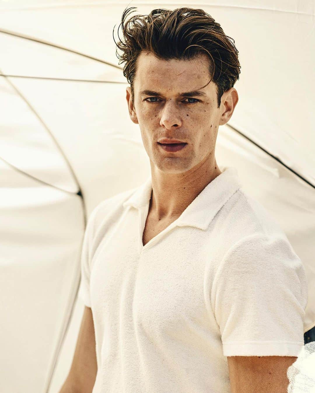 オールバーブラウンのインスタグラム：「A polo shirt can answer most style dilemmas. Replenish your collection with our latest polo arrivals, including our the Marden (pictured). Pared-down and sophisticated, this style features double-faced towelling for a more elevated look. Tap to shop or explore more styles via the link in bio.  #DoseOfSun #OrlebarBrown #OBsAroundTheWorld」