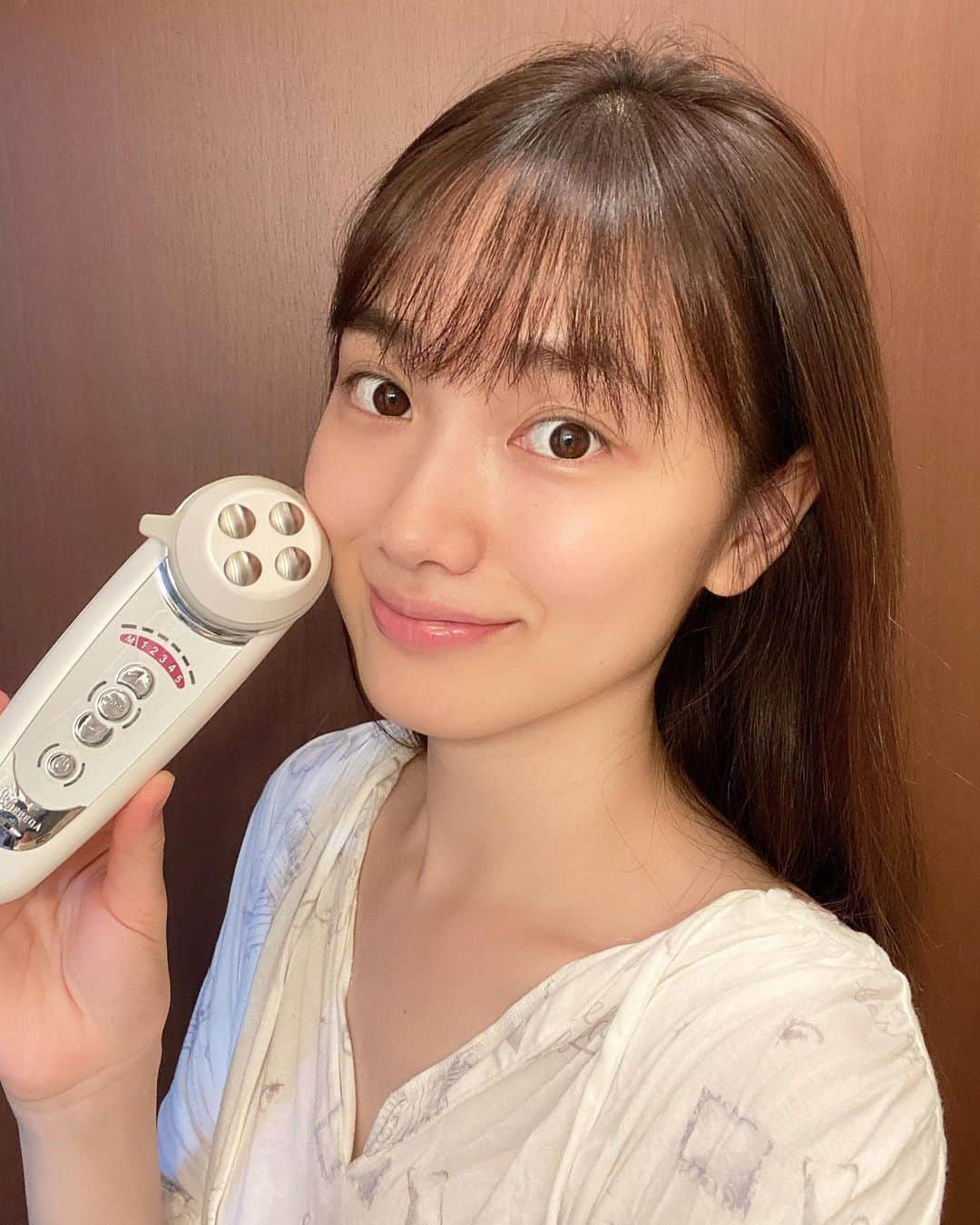 海野ナルのインスタグラム：「お気に入りの美顔器✨✨ #セルキュア4tplus  以前撮影でメイクさんにしてもらってから その良さにビックリして、直ぐに買いに行ったくらいの美顔器😲 一緒に共演した方も買いに行ってたよね🤣 ってくらい！ ツルツルになるし、 浮腫がスッキリして リフトアップが凄い⤴️ 顔が引き締まるから小顔効果❗️ これを使い出してからエステいらずに なってきました💆‍♀️ . 撮影のメイク前に使ったり、 美容液導入も出来るから とってもいい✨ 買って良かったと本当に思える美顔器です☺️💓 . #ベレガ　#セルキュア4tplus #美顔器　#美容 #セルキュア　#セルキュア4tプラス」