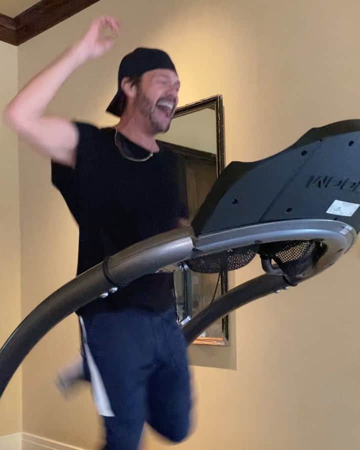 ライアン・シークレストのインスタグラム：「Cardio and vocal aerobics. My Saturday morning workout includes butchering 80s ballads.」