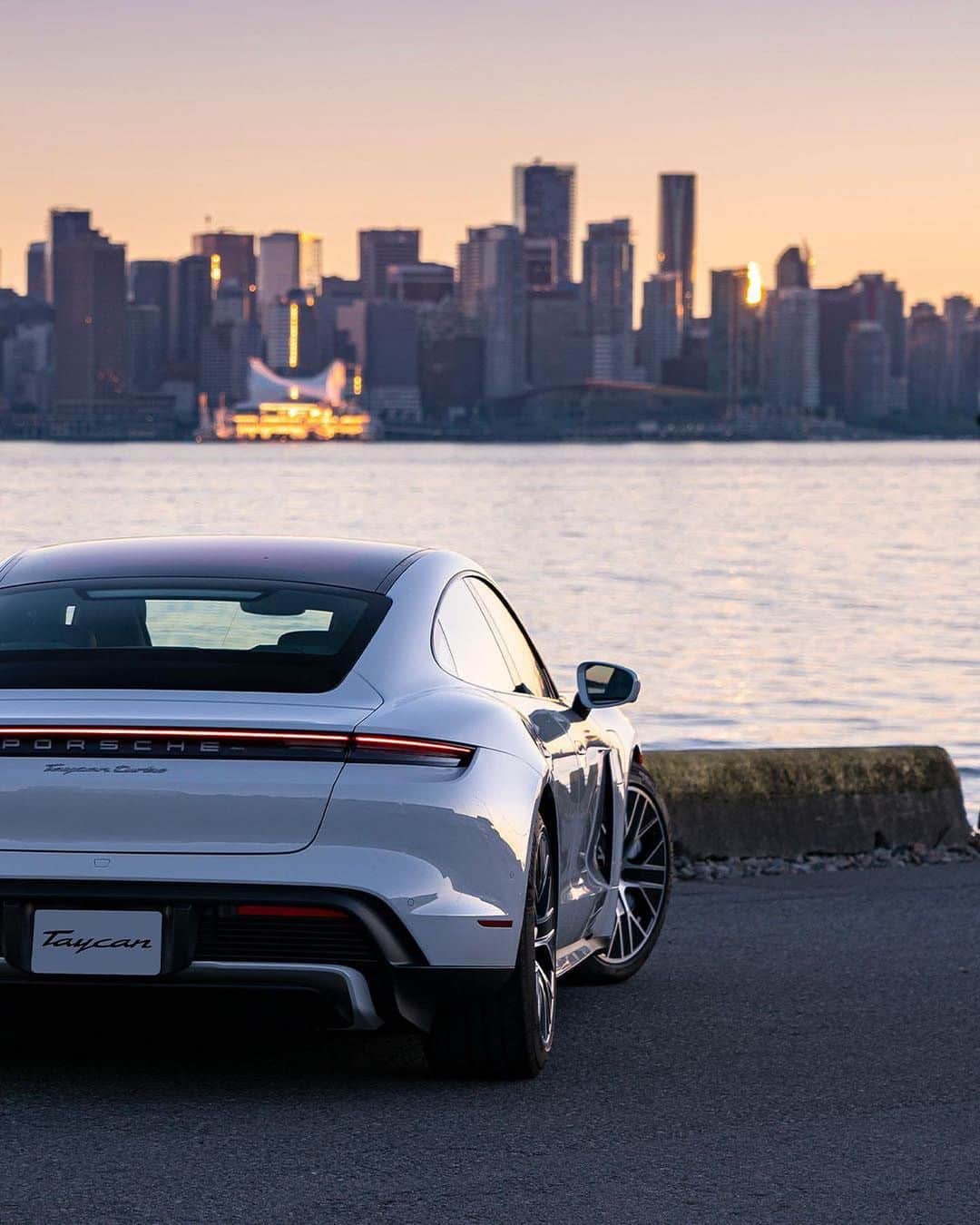 Porscheさんのインスタグラム写真 - (PorscheInstagram)「Canada's spectacular urban cities and rural landscapes provide the backdrops for this Porsche photo series - captured by local photographers and @PorscheCanada. __ Taycan Turbo: Electricity consumption combined: 28,0 kWh/100 km; CO2 emissions combined: 0 g/km. Cayenne Coupe: Fuel consumption combined: 9,5 - 9,4 l/100 km; CO2 emissions combined: 217-214 g/km  Panamera GTS Sport Turismo: Fuel consumption combined: 11,1 - 10,9 l/100 km; CO2 emissions combined: 253 - 248 g/km I https://porsche.click/DAT-Leitfaden I Status: 11/2020」11月21日 19時59分 - porsche