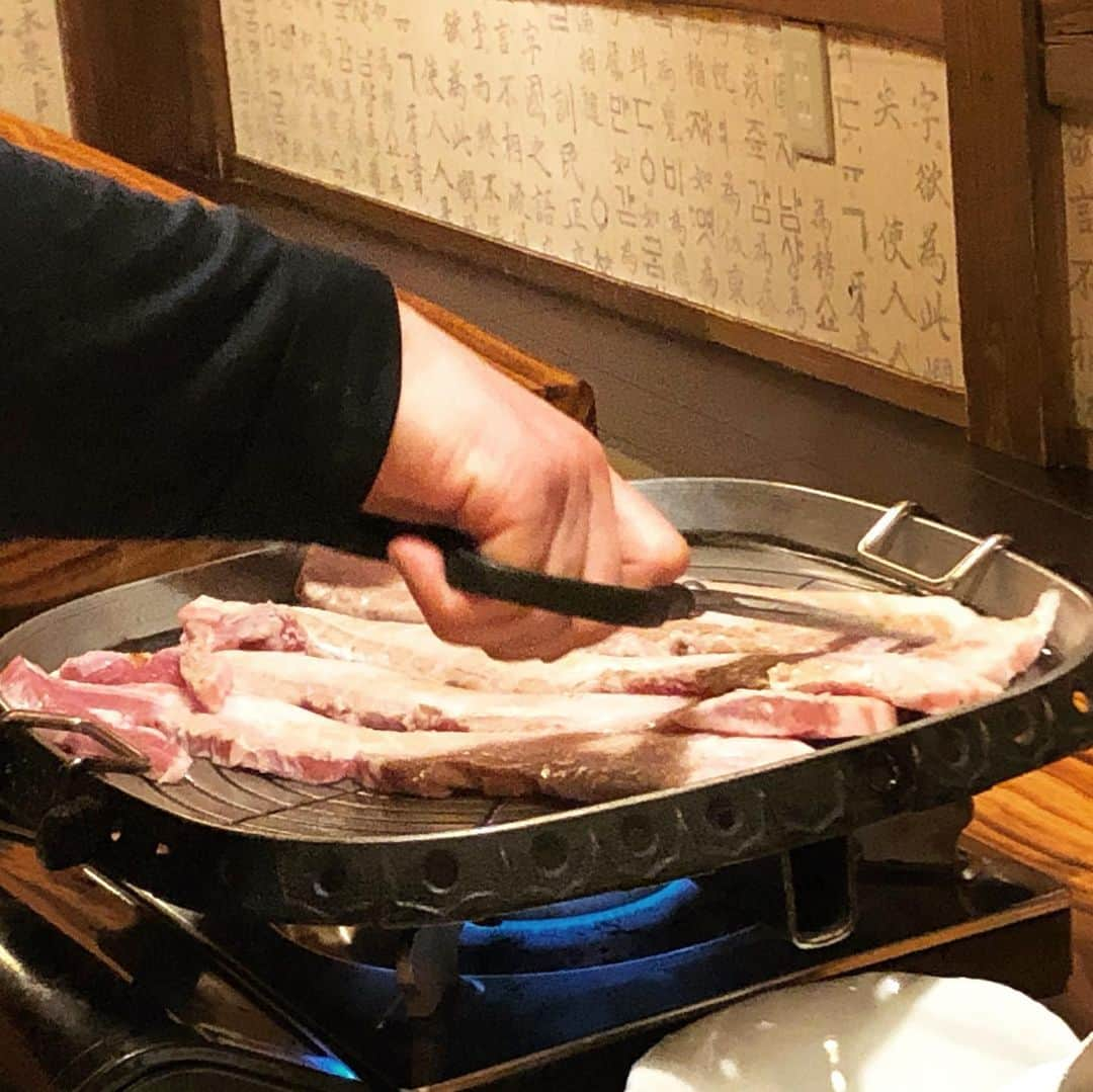 山田泰三さんのインスタグラム写真 - (山田泰三Instagram)「事務所帰りに新大久保行ってサムギョプサル食べてきましたー⭐️ 今夜は「アトレティコVSバルセロナ」担当です⚽️ スアレスが新型コロナに感染して古巣対決はお預けとなりましたが、それ以外にも見どころいっぱいの注目の一戦です🔥 明日は「東京ヴェルディVSレノファ山口」もやります⚽️ ラリーガはWOWOWで、JリーグはDAZNで是非ー👍 #WOWOW #ラリーガ #アトレティコマドリード #バルセロナ #Jリーグ #東京ヴェルディ #レノファ山口 #新大久保 #韓国料理 #サムギョプサル #チヂミ」11月21日 19時52分 - taizoyamada_official